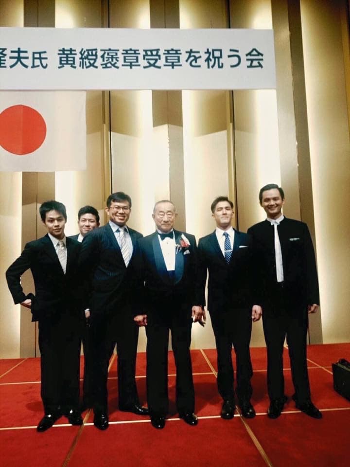 日本天皇為表彰三嶋隆夫在甜點界中的貢獻，2015年特頒發勳章，圖為天皇受贈勳章典禮。右二為小松真次郎，右四為陳世霖。(陳世霖提供）