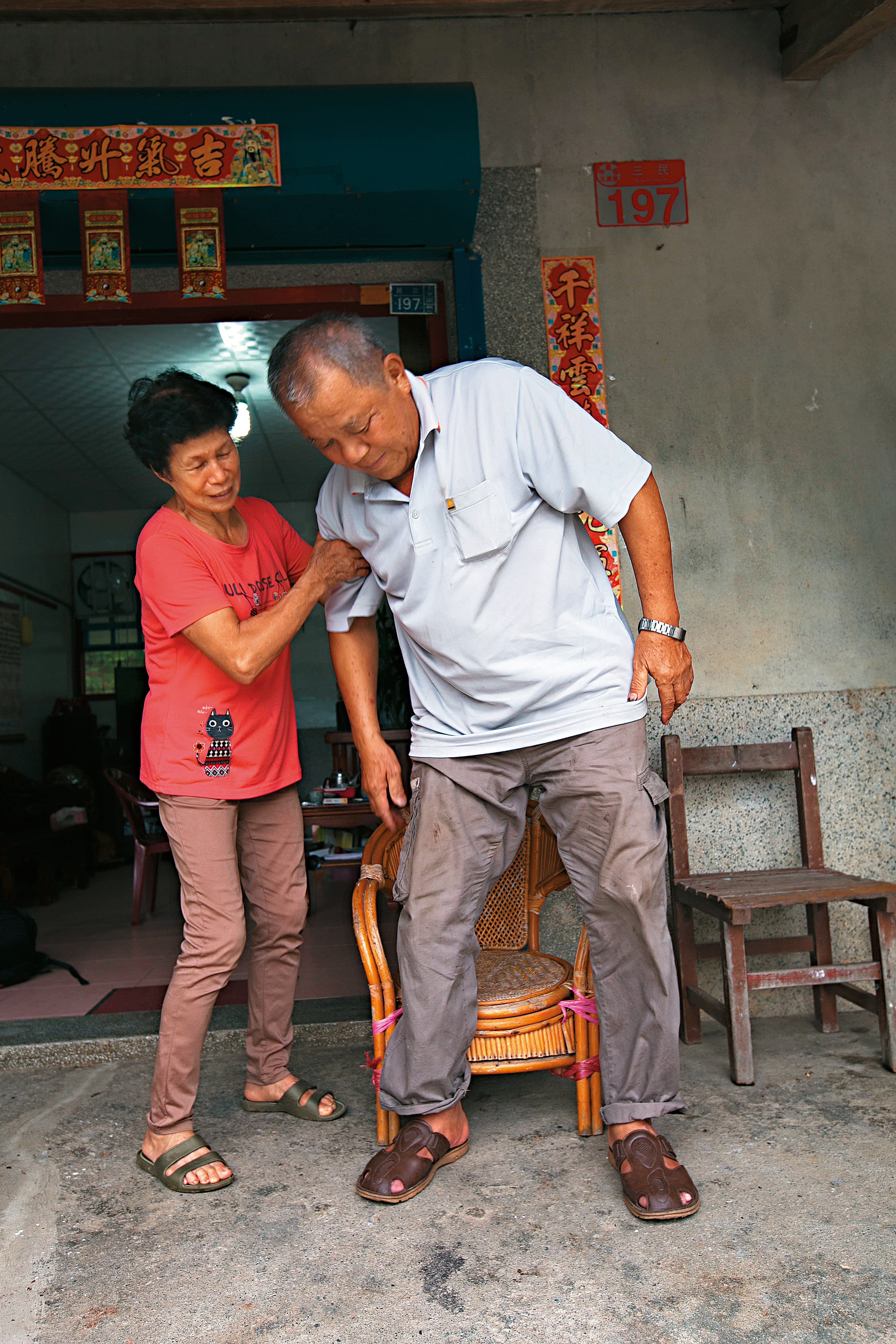 陳順明(右)病倒後,妻子楊美花(左)一路陪伴。她把照顧當成前世欠他的債。