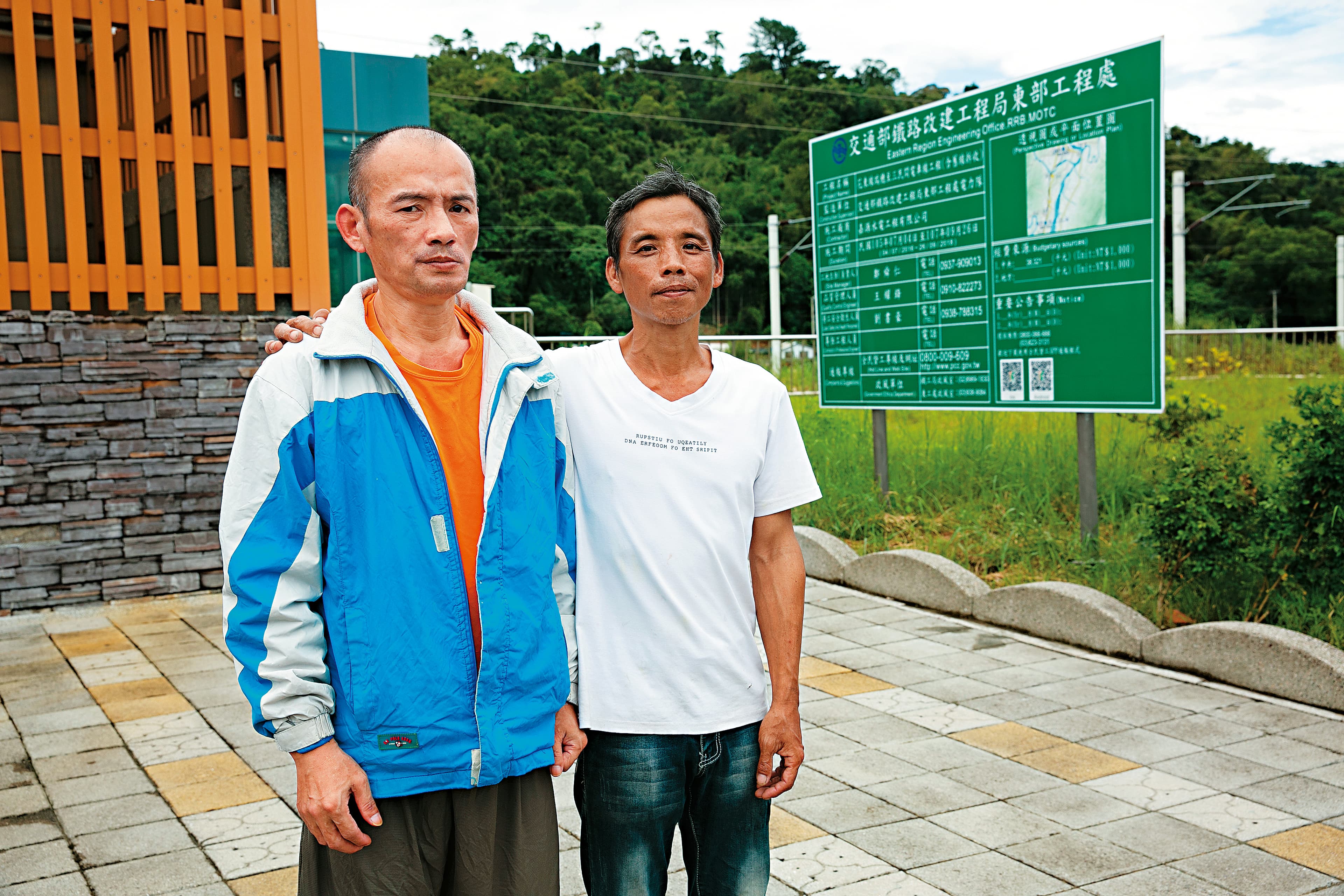 李世憲(右)和哥哥阿德(左)同時罹患潛水夫症,家庭陷入困頓。