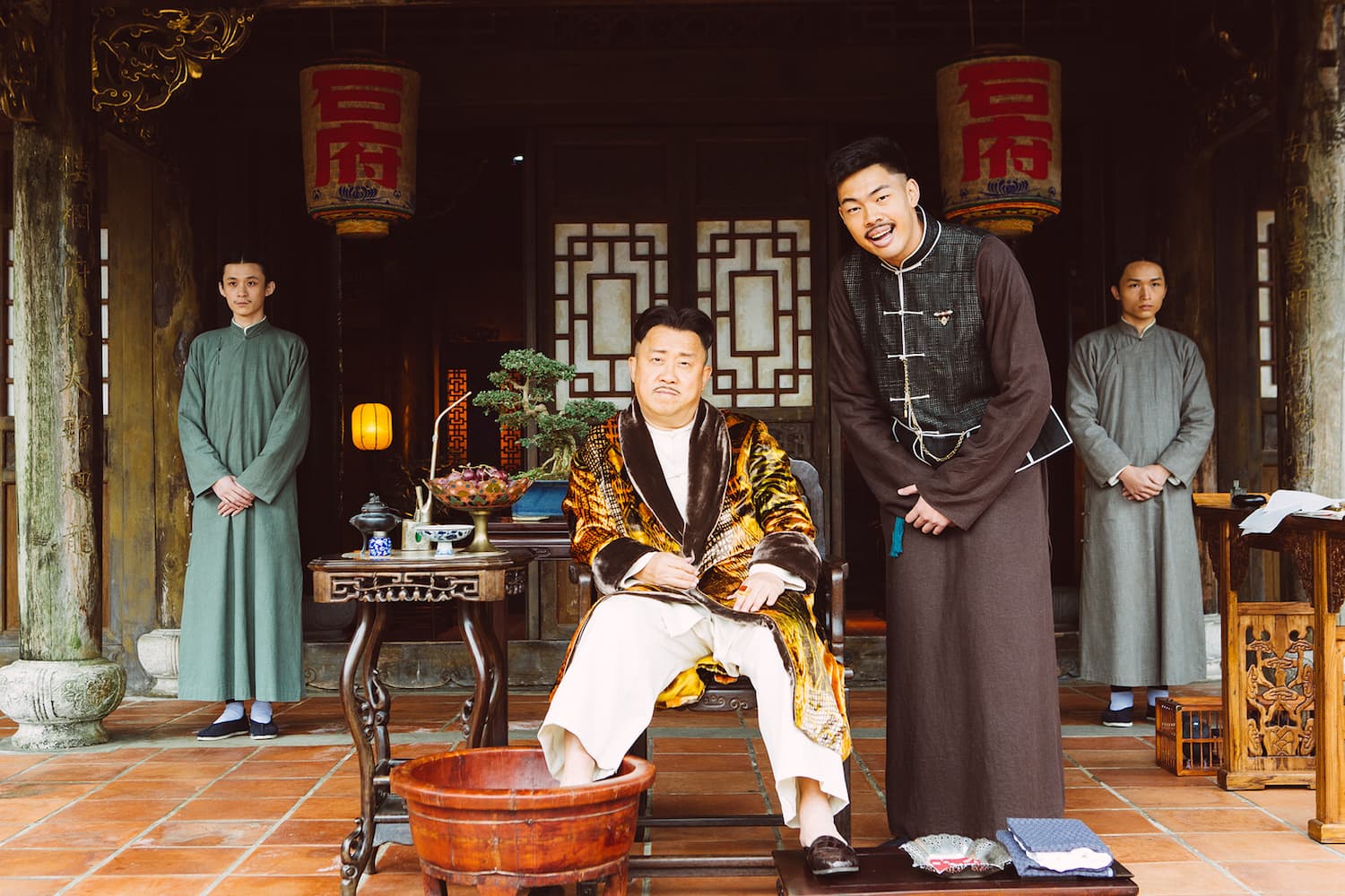 曾志偉很愛身上金光閃閃的服裝,最後監製大方送給了他。