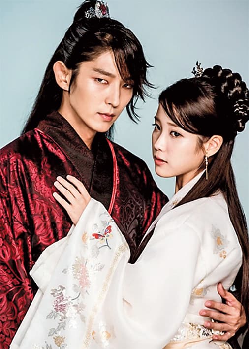 李準基與IU（右）合演的《步步驚心：麗》在華語區大受歡迎。（翻攝自網路）