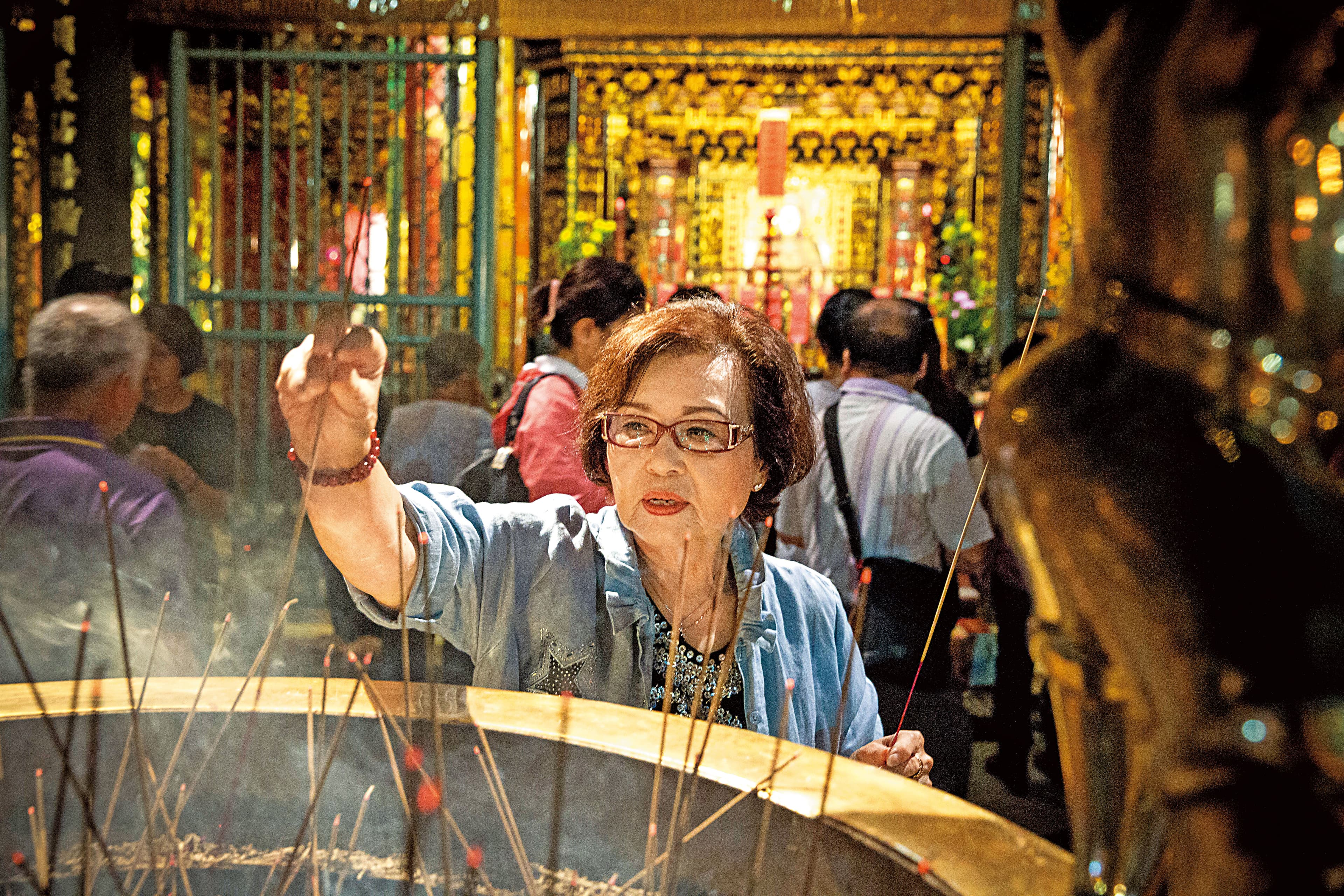 ↑ 艋舺龍山寺是紀露霞的心靈依靠,任何事都會和菩薩商量。