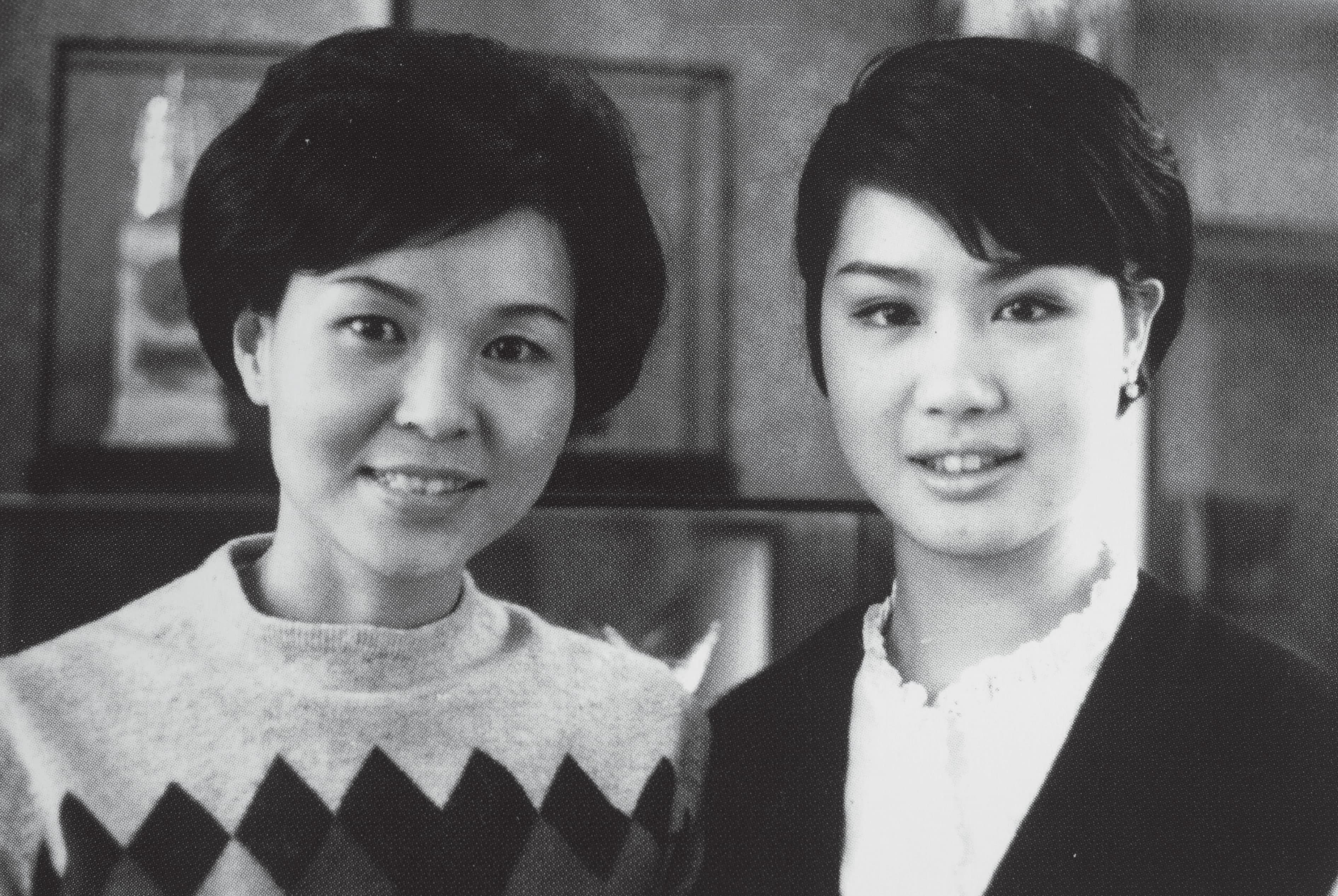 1971年紀露霞(左) 在嘉義正聲電台主持《紅露時間》,訪問楊麗花。(紀露霞 提供)