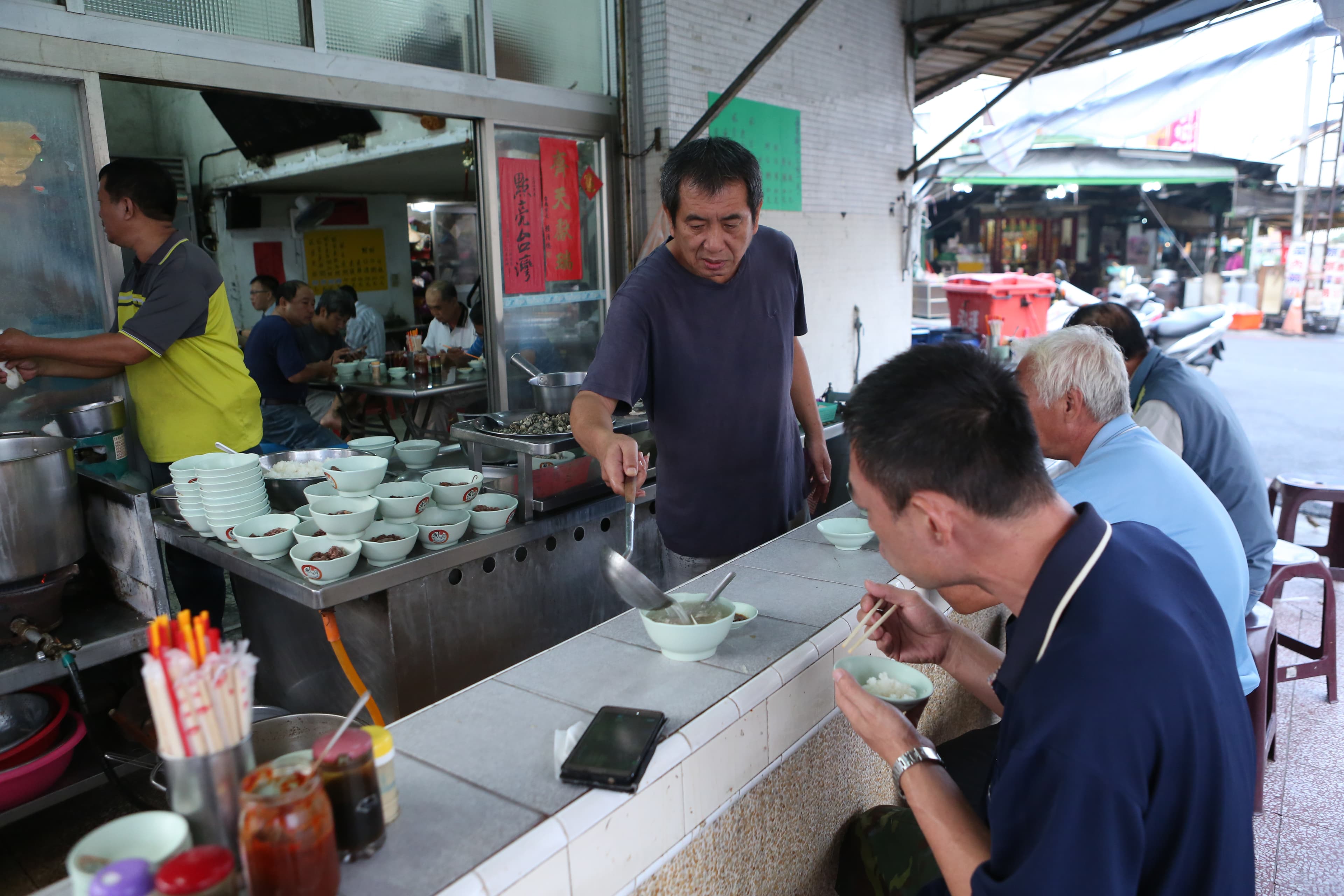 除了魚鮮湯甜，店家還會隨時幫客人加湯，加了人情滋味更好吃。