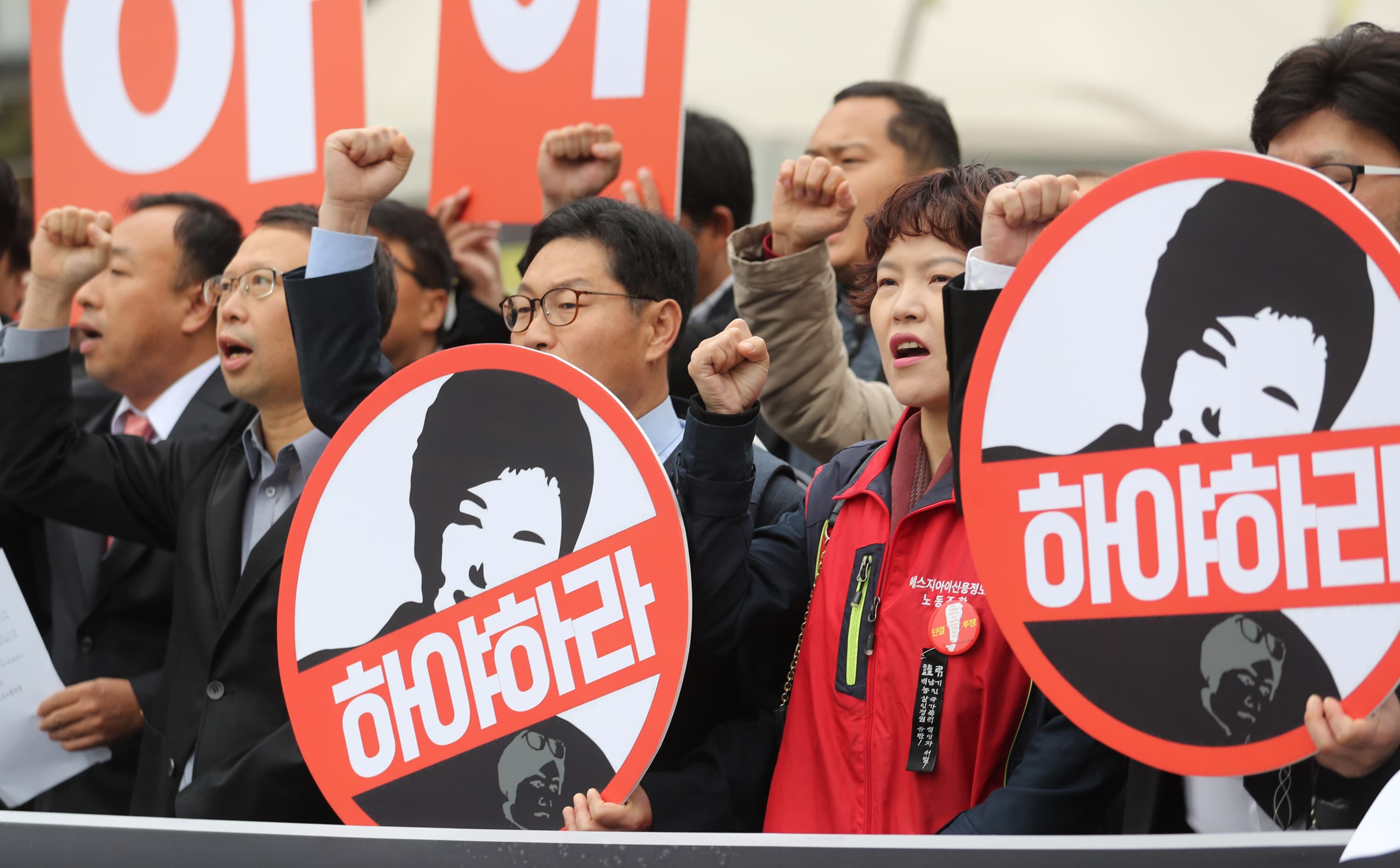 近3萬南韓民眾走上街頭抗議,他們無法接受,選出來的總統朴槿惠竟然是個魁儡。(東方IC提供)