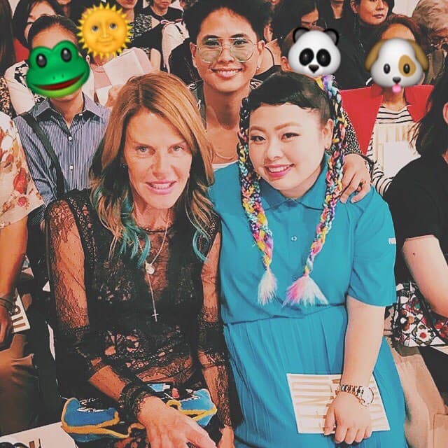 渡邊直美獲邀前往米蘭時裝週出席Fendi 2017春夏發表秀,與《VOGUE》日本版創意總監Anna Dello Russo坐在首排看秀。(渡邊直美ig)