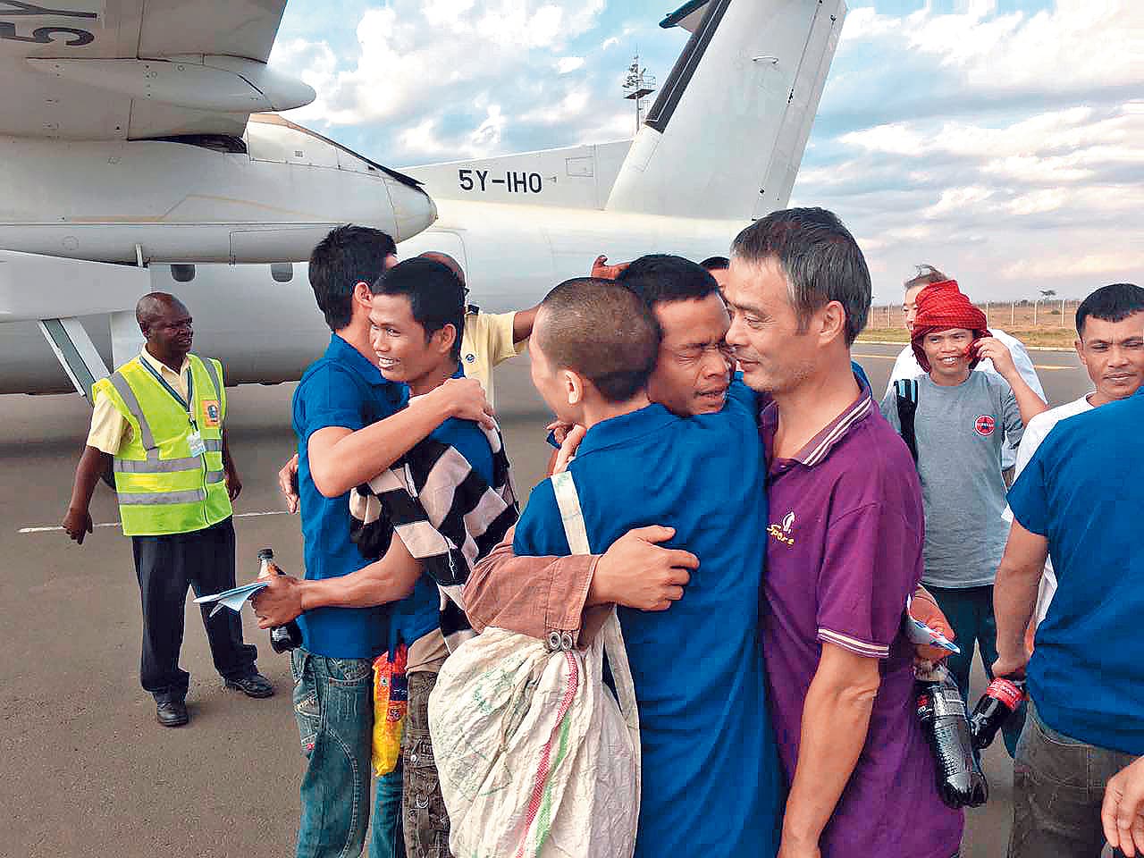 船員經歷生死交關,在獲釋平安抵達機場時,都相互擁抱喜極而泣。(家屬友人提供)