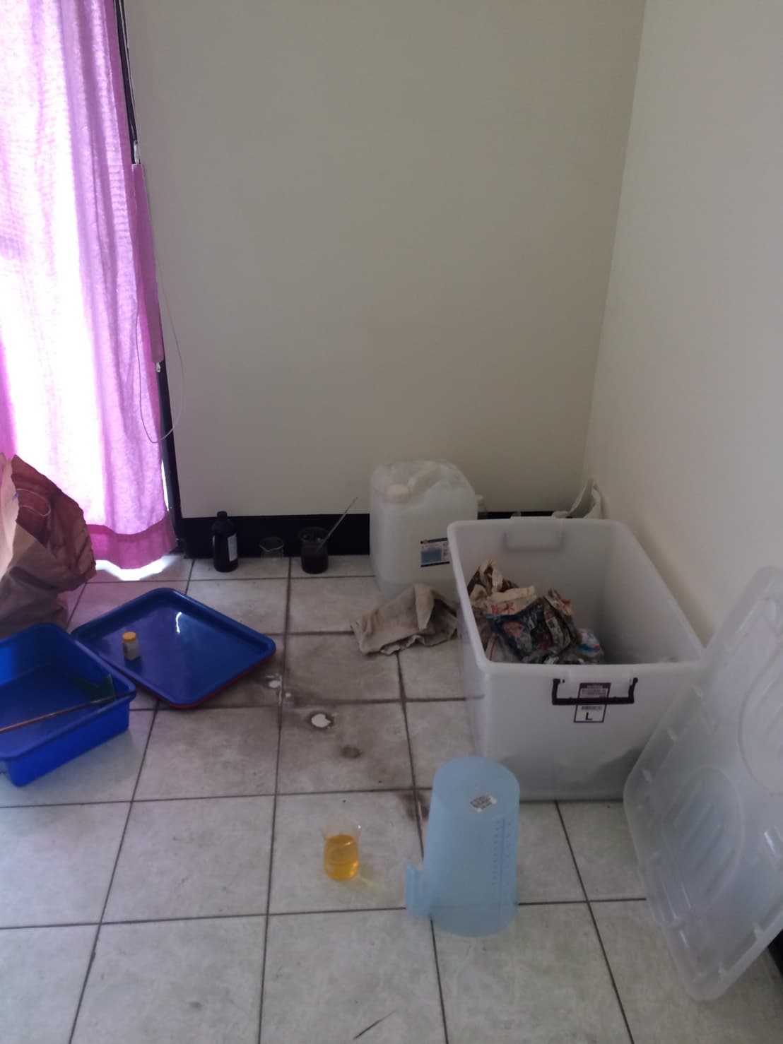 警方在謝嫌的住家頂樓,也查獲不少毒品製造工具。