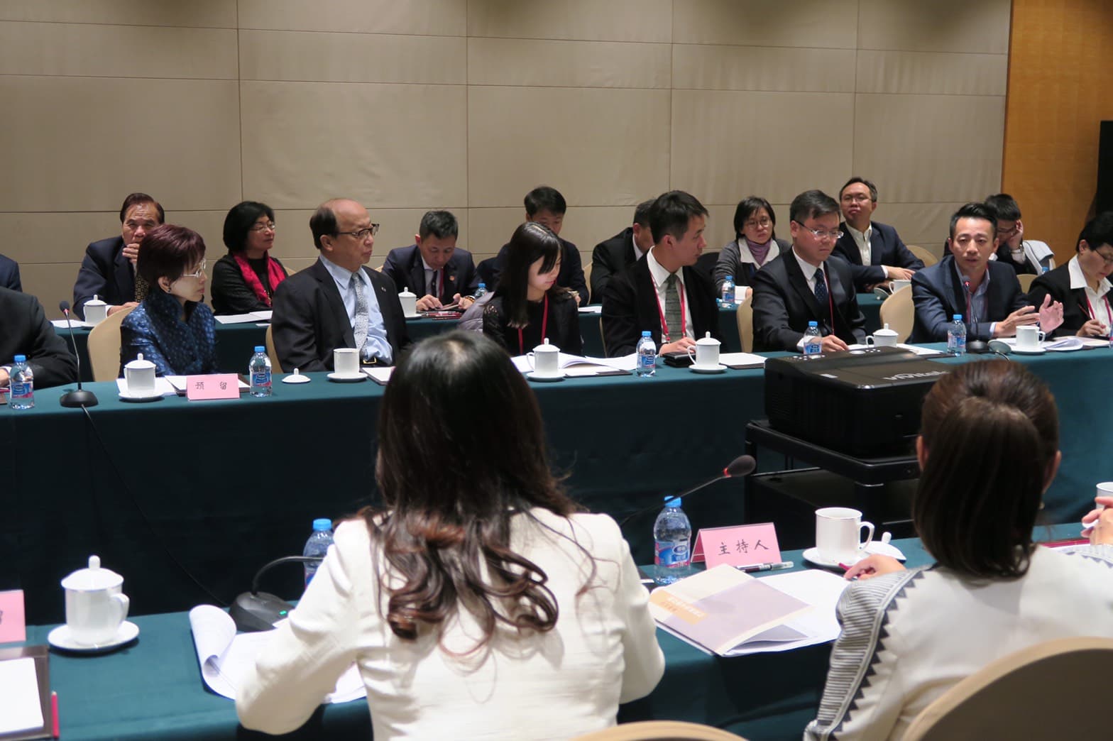 洪秀柱在青年組論壇時都未發言,離席時轉頭交待汪小菲做兩岸一家親典範。