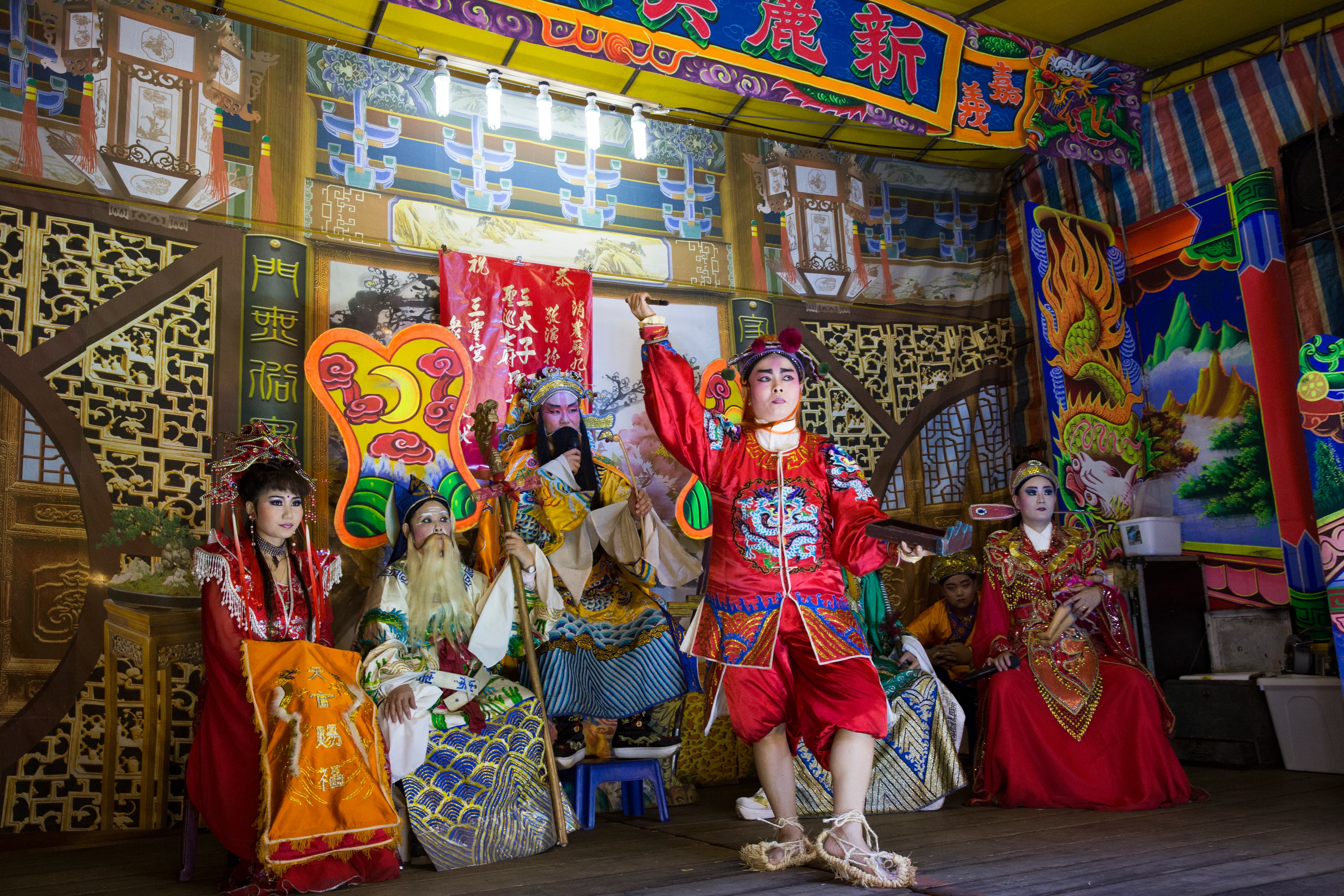 張芳遠(左三)是「新麗美劇團」團長,大小雜務忙得團團轉,已經很少獨挑大樑演戲了,這天難得與老婆阮安妮(左一)共同登台演出。