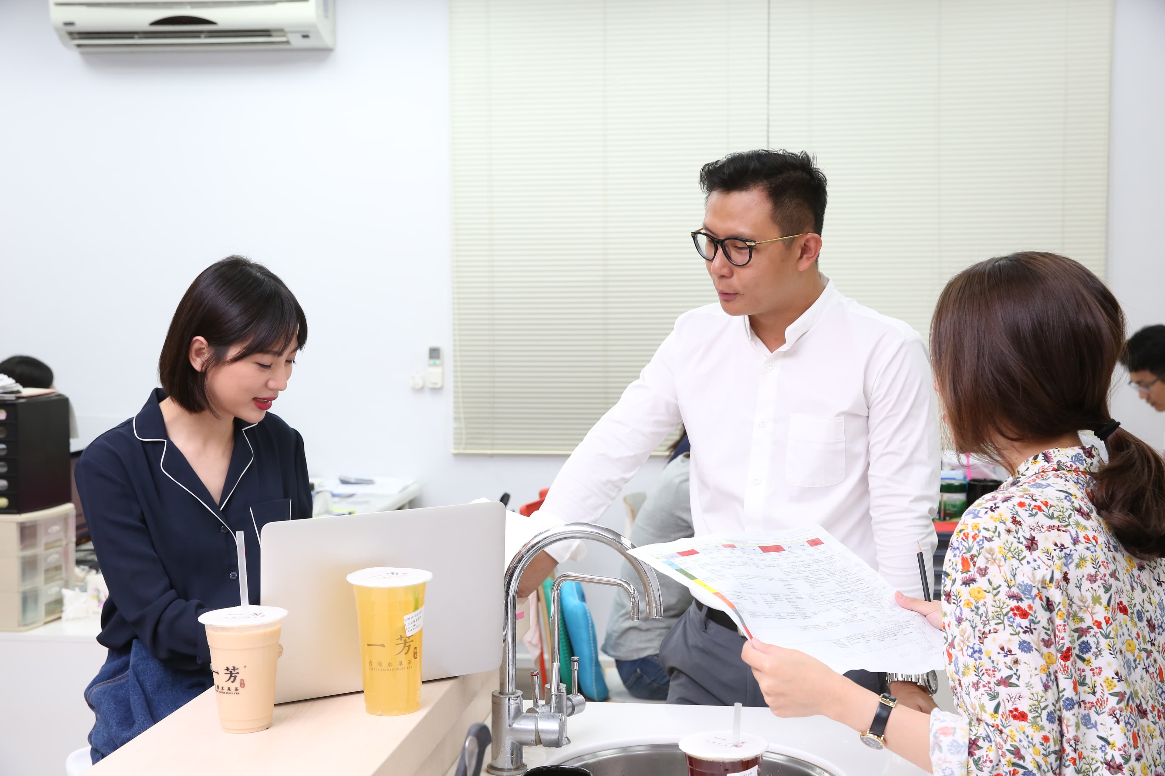 事業心重的柯梓凱（中）與王俞喬（左），儘管在公事上常因意見不同而吵架，對於公司發展的方向和目標，口徑絕對一致。