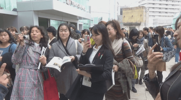 絡繹不絕的粉絲等著和納豆及導演鍾孟宏簽名合照。