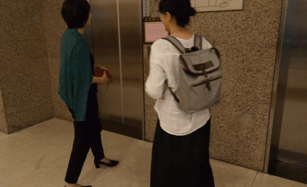 本刊上月26日下午在立法院中興大樓直擊葉湘怡(右)身穿寬鬆衣服挺孕肚現身。