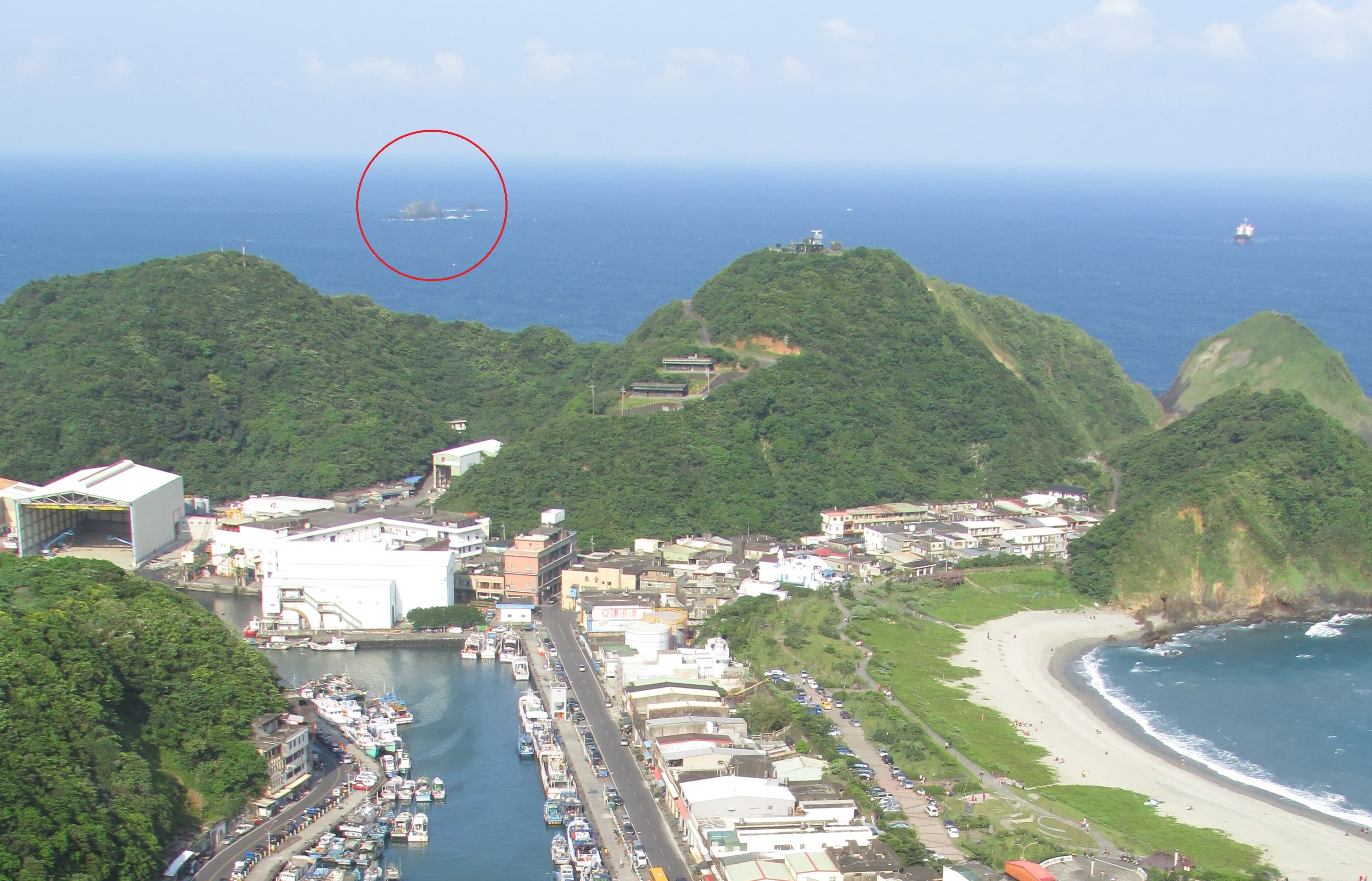 從南方澳觀景台眺望南方澳「三仙台」（紅色圈），它可是我國領海重要基點。
