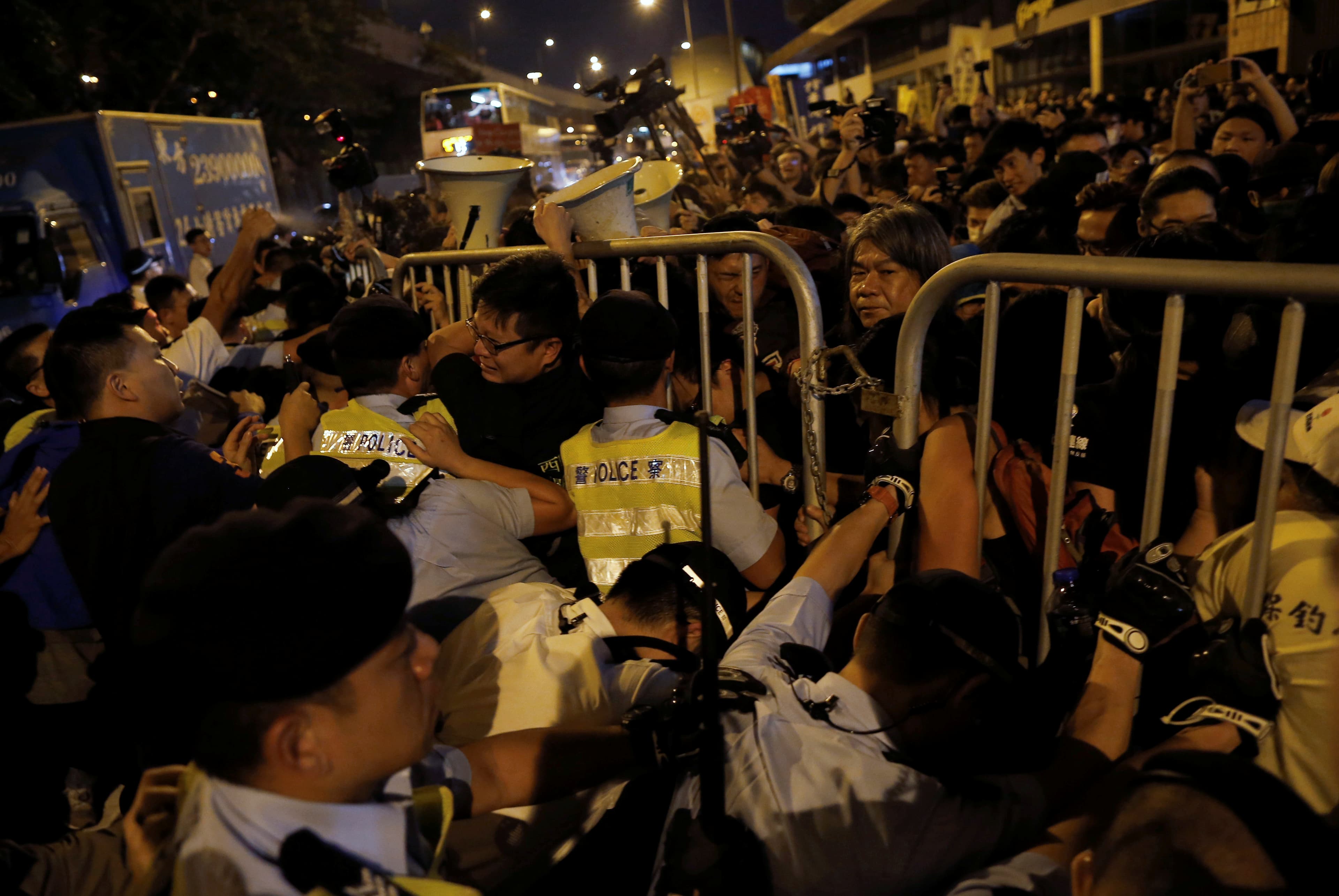 11月6日香港「反釋法」遊行民眾與警方爆發激烈衝突。事實上中國並不光是解釋法律，而是直接為香港立法。（圖：達志影像提供）
