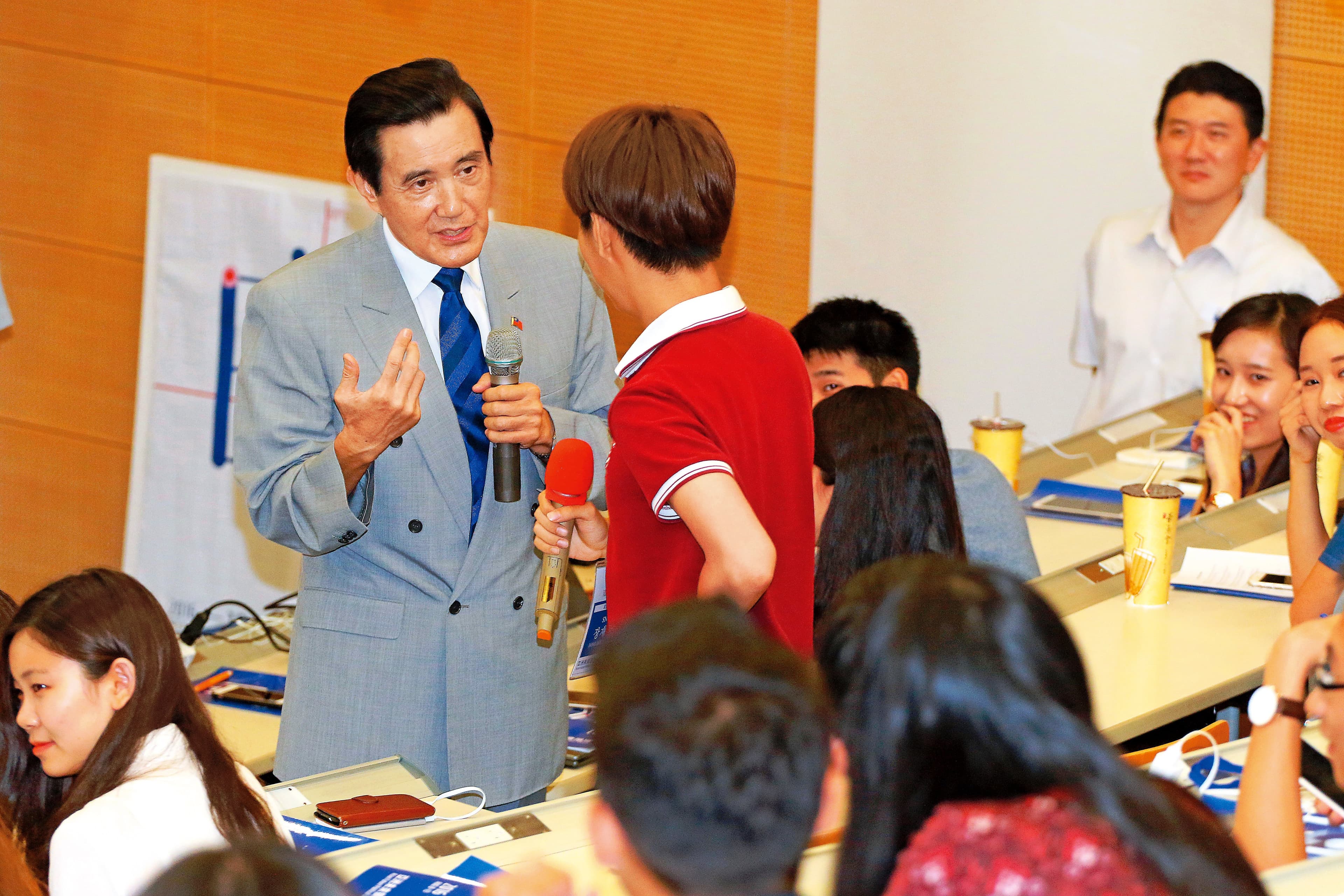 馬英九(左)在東吳大學演講時,透露已核為國家機密的馬習會行前協商細節,恐罪加一條。