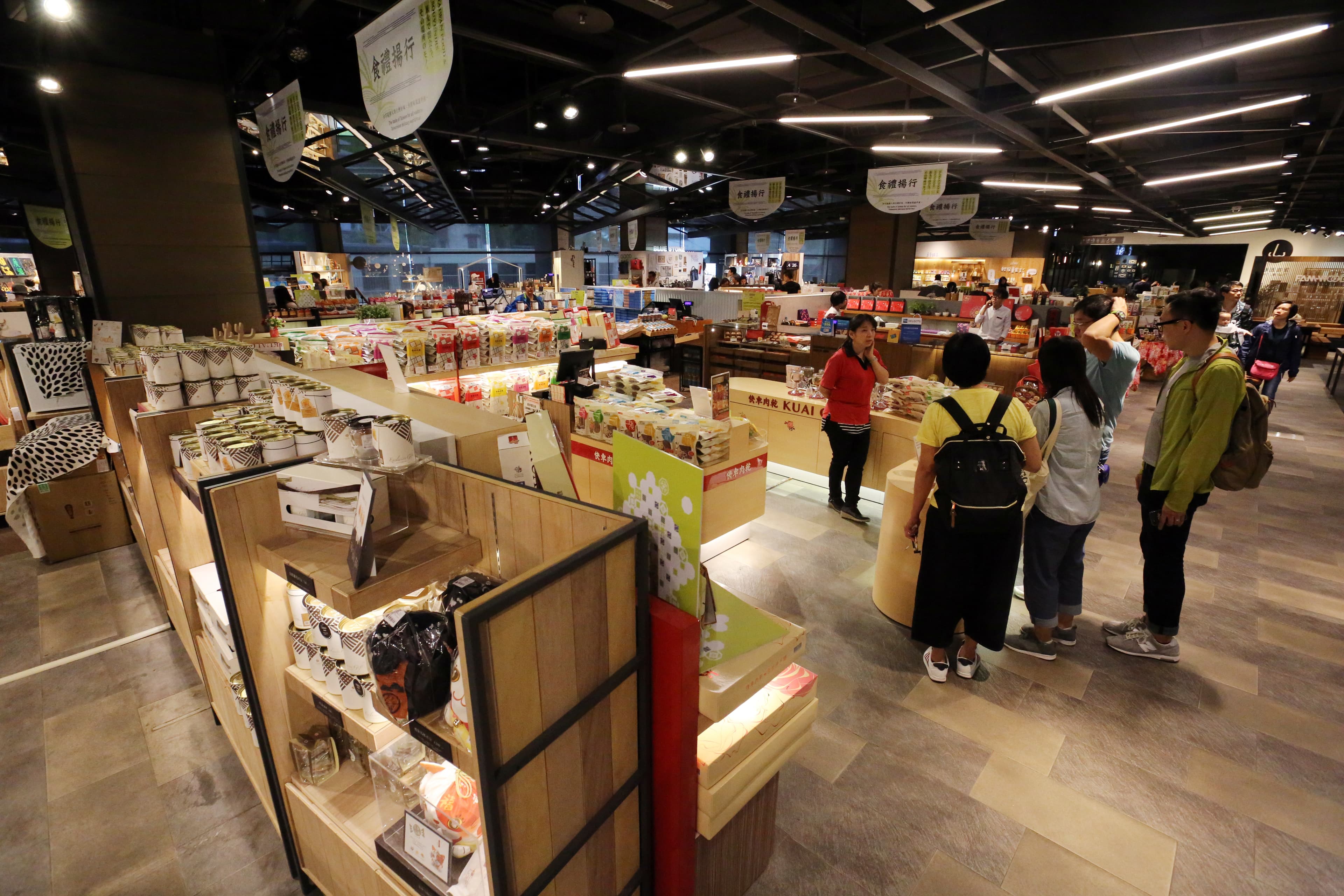 許多文創業者懷抱創立品牌夢進駐誠品松菸,卻因設櫃條件比其他百貨業嚴苛,不堪負荷被迫出走。