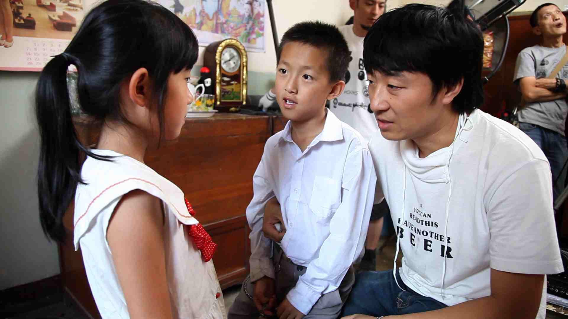 《八月》是導演張大磊（右一）對於昔日與童年，最私密也最詩意的回顧。
