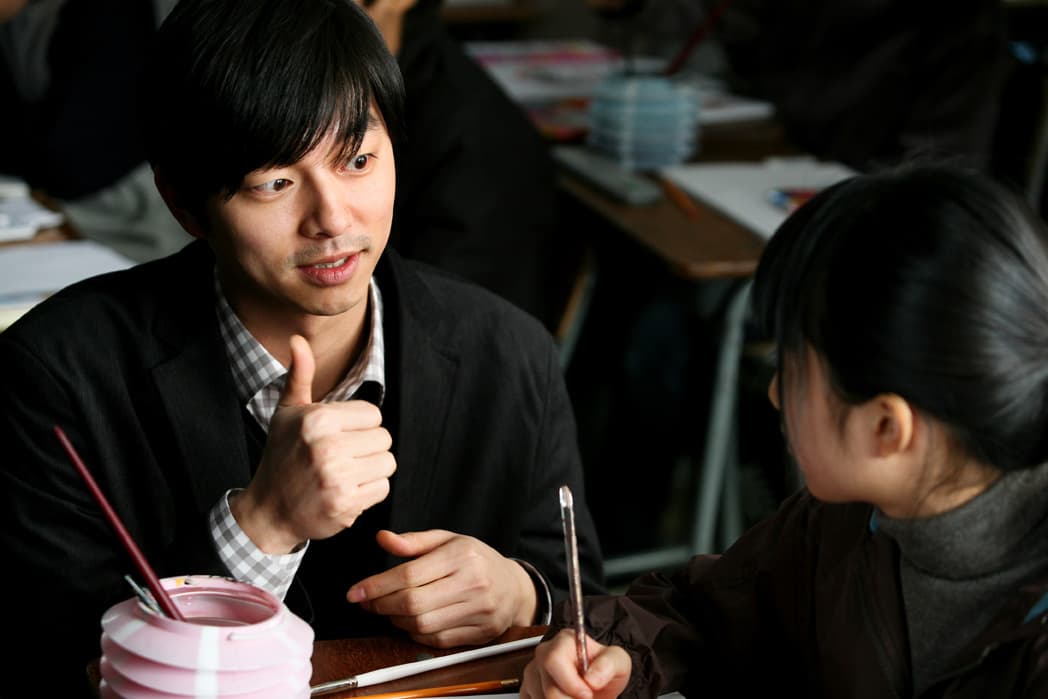 孔劉飾演的老師,踢爆了任教學校校長對學生性侵施虐醜聞,他與受害學生一路奮戰,將正義進行到底。(車庫娛樂提供)