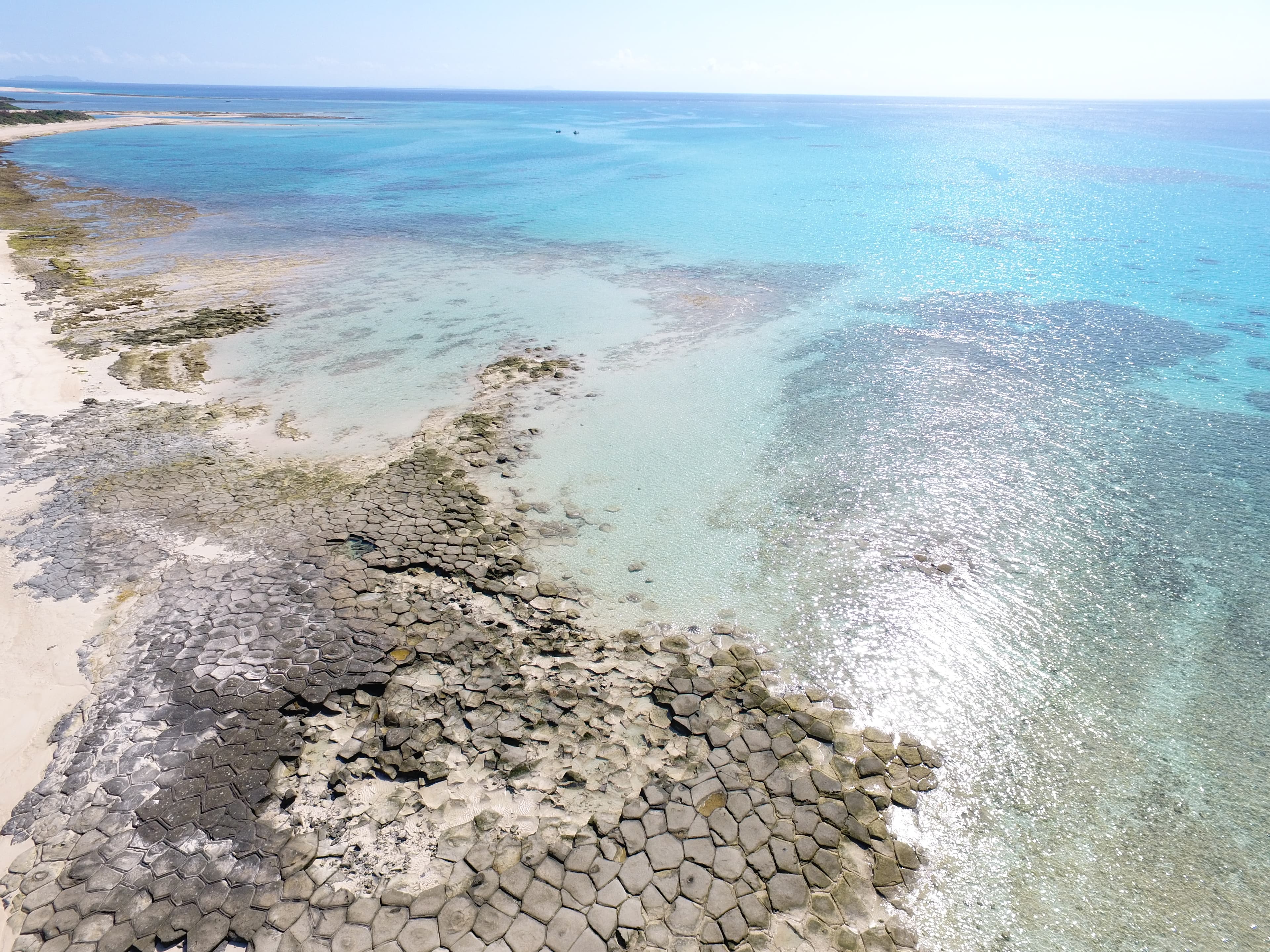 大自然把海邊岩石自然切割成龜殼狀，讓「疊石」成為久米島的不思議奇景之一。