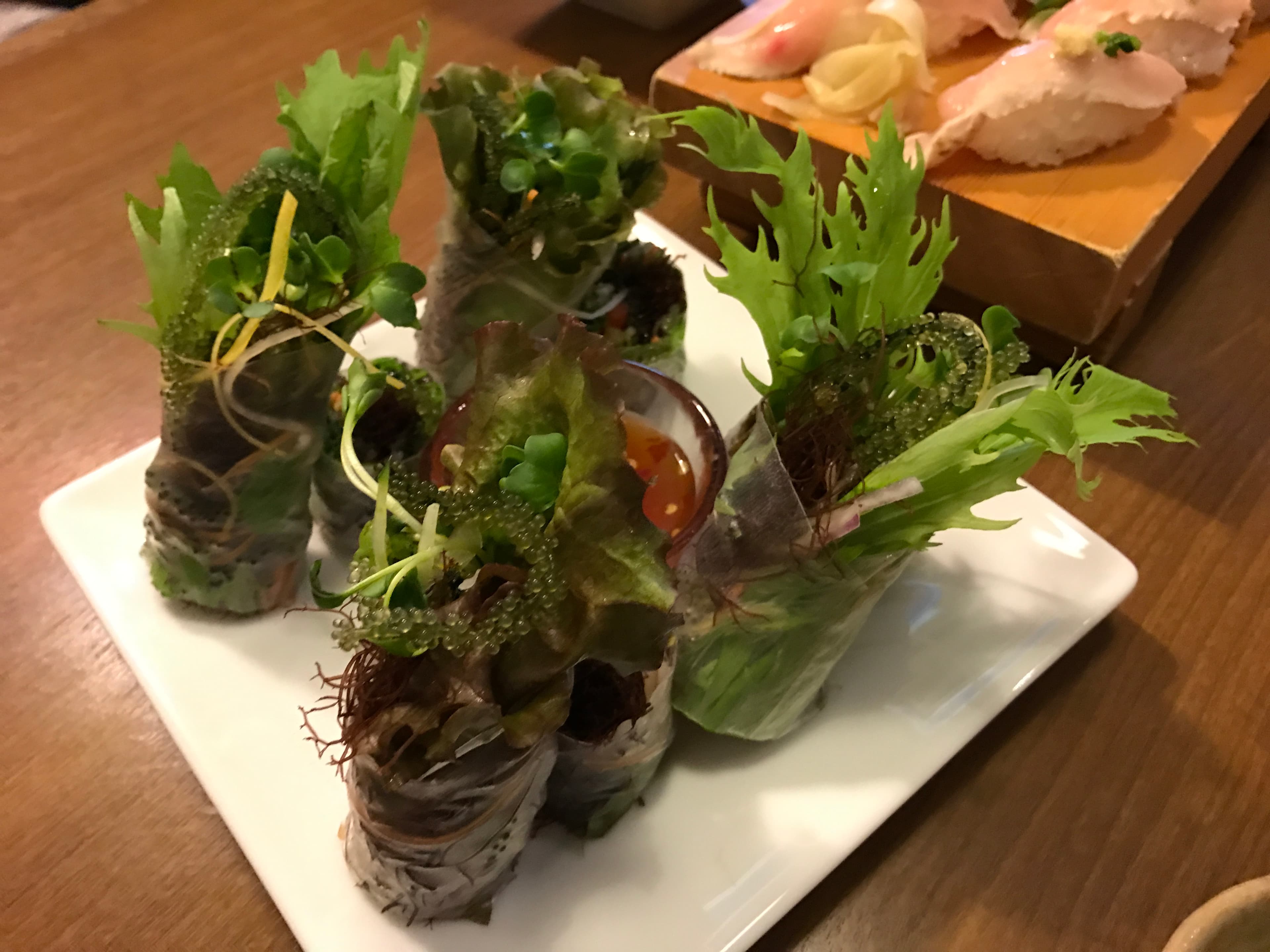 海葡萄生春捲，清爽脆口中吃得到海水香氣。