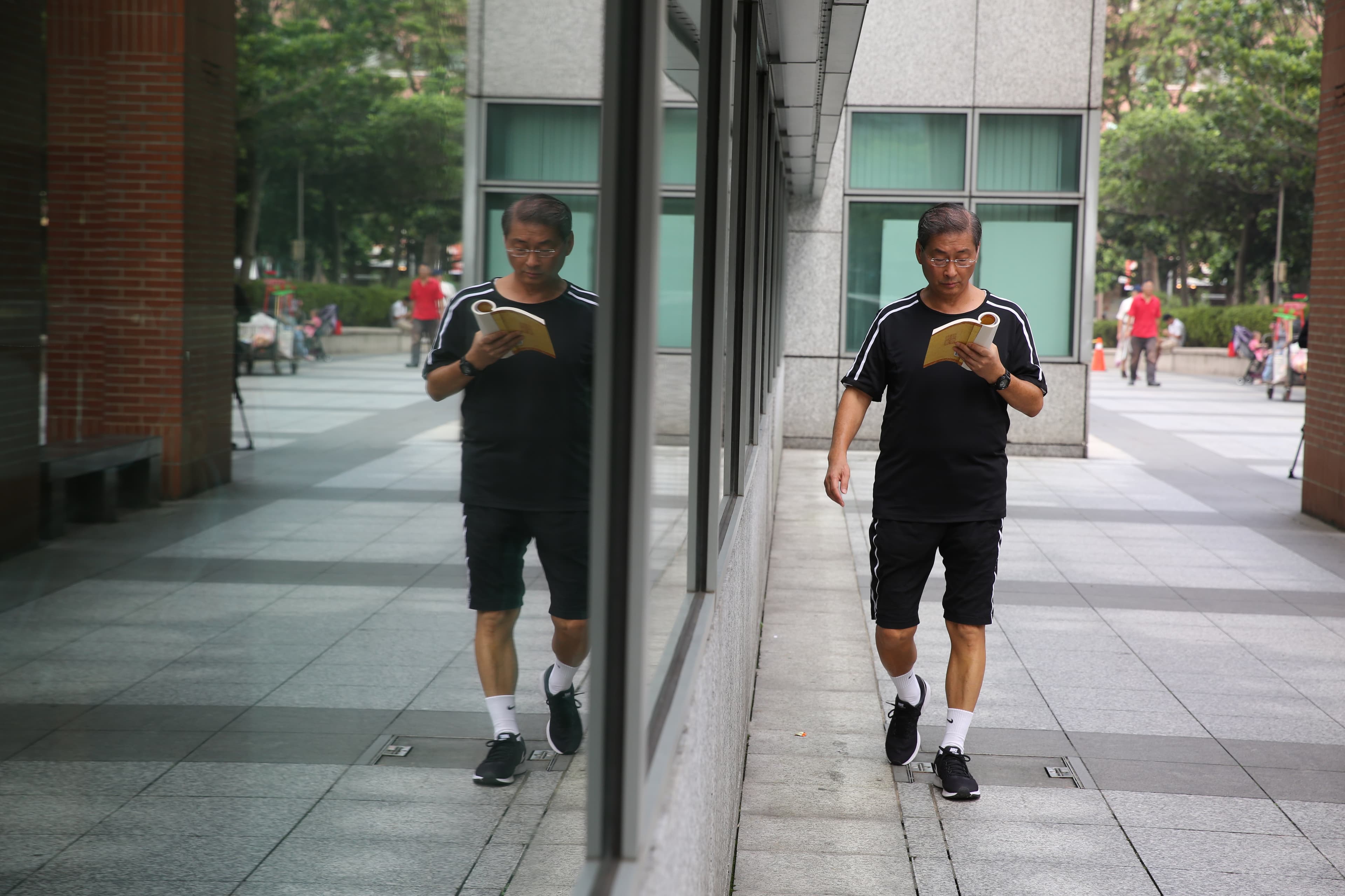 每天早上，張安樂都要在家附近的公園一邊走路一邊看書2個小時。