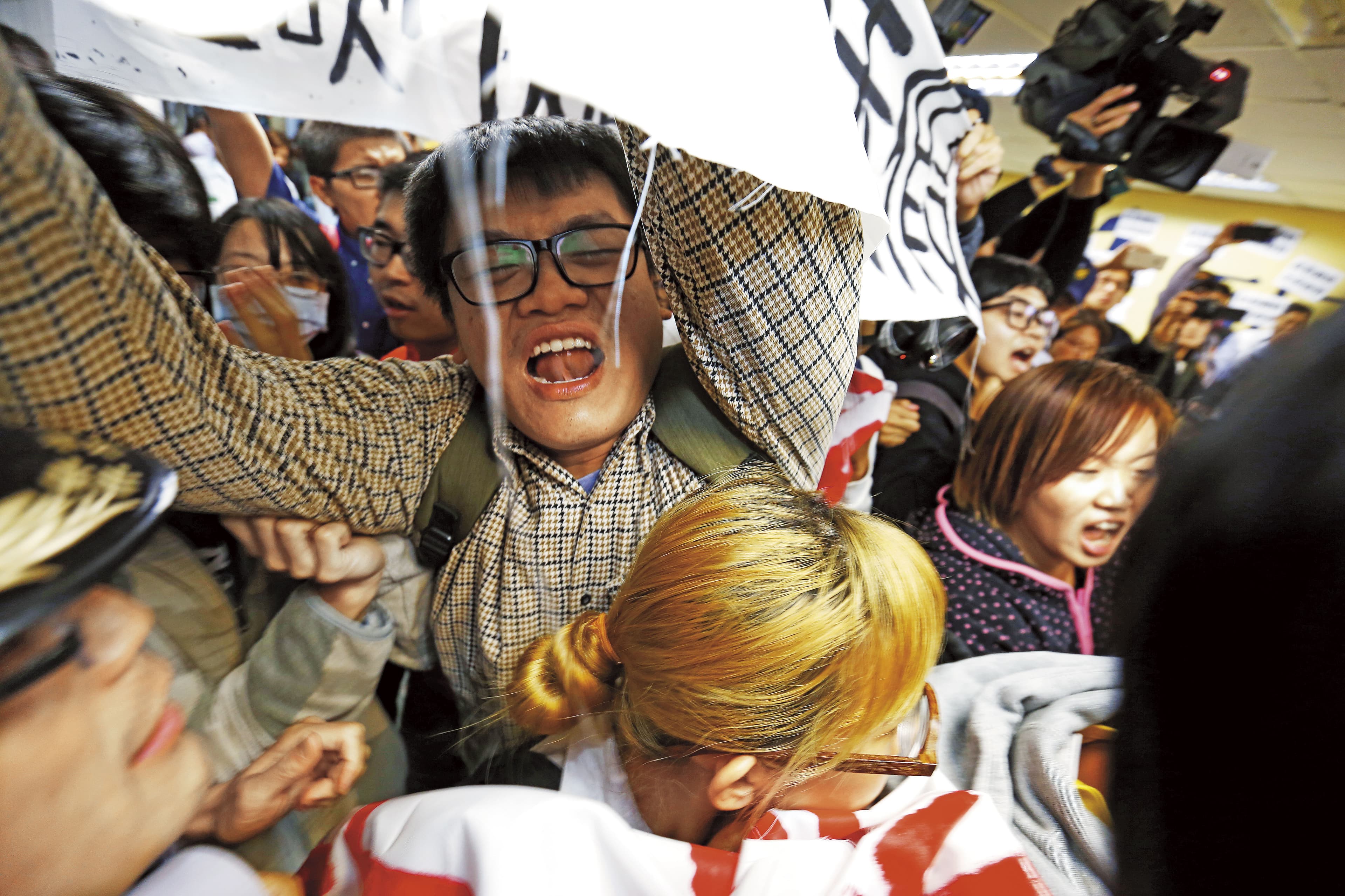 一例一休引起勞團不滿,青年勞團突襲民進黨黨部抗議,更有勞團代表在立法院前絕食抗議。