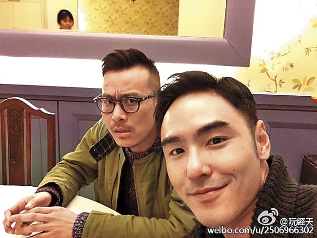 阿濬(左)是阮經天好哥兒們兼經紀人,2人從高中就結識。(翻攝自阮經天微博)