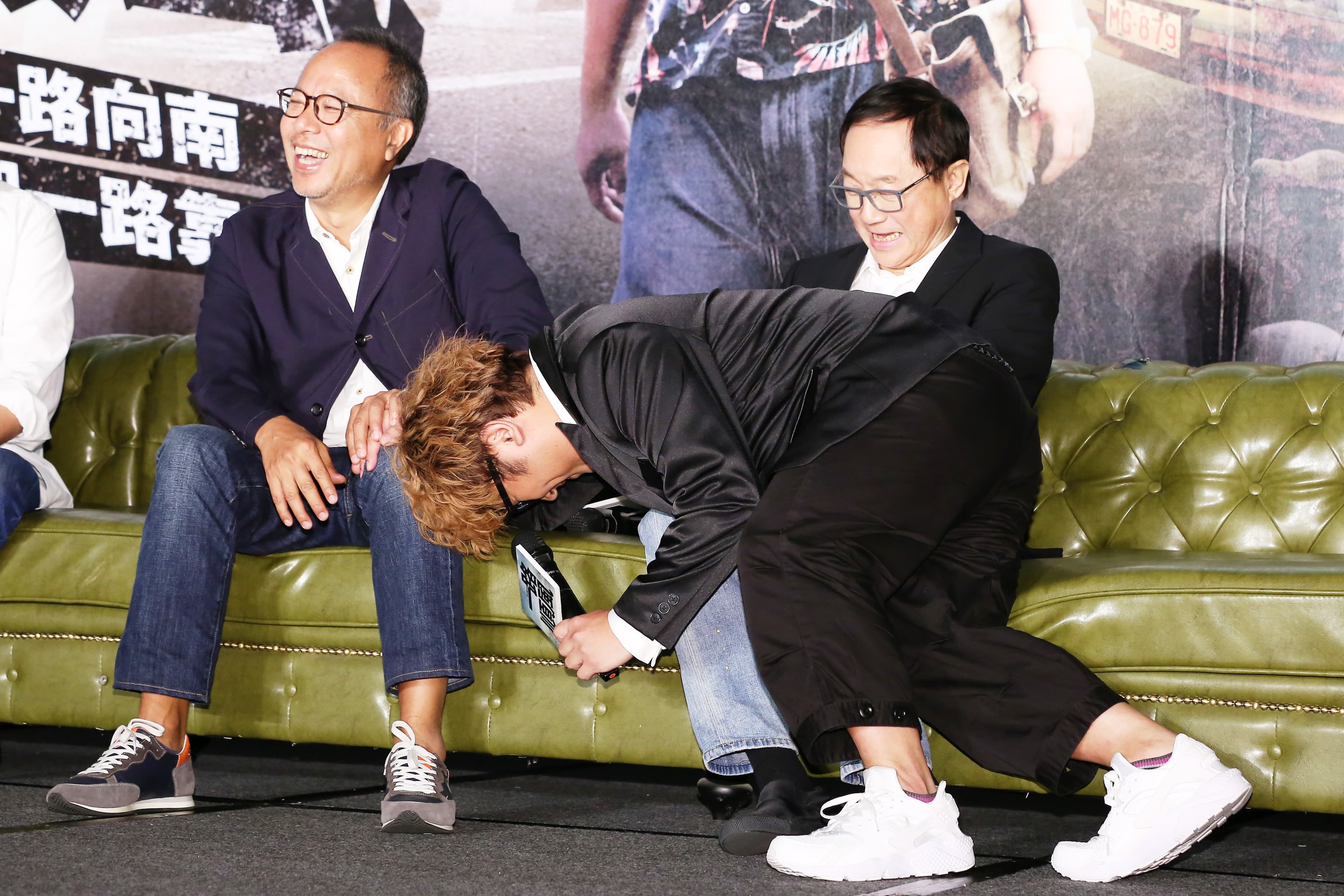 納豆(右一)在《一路順風》記者會上搞笑,讓導演鍾孟宏(左)和許冠文很開心。(圖:甲上娛樂提供)