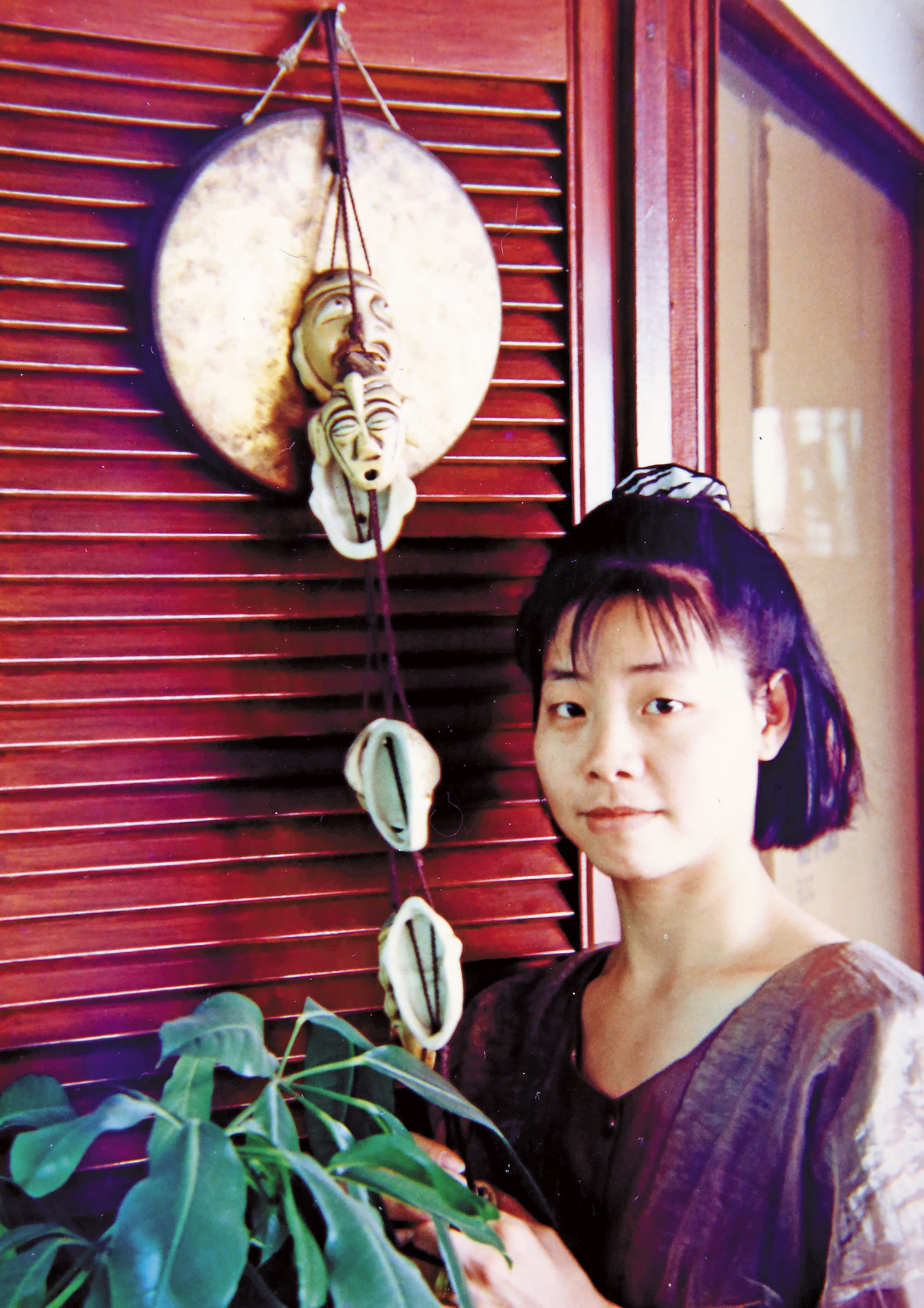 陳美麗受傷前喜歡出遊拍照,22歲已當上服飾店櫃姐。(陳美麗提供)