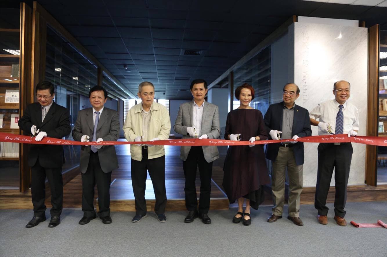 童子賢贊助東華大學楊牧書屋,今天與詩人楊牧一起剪綵。