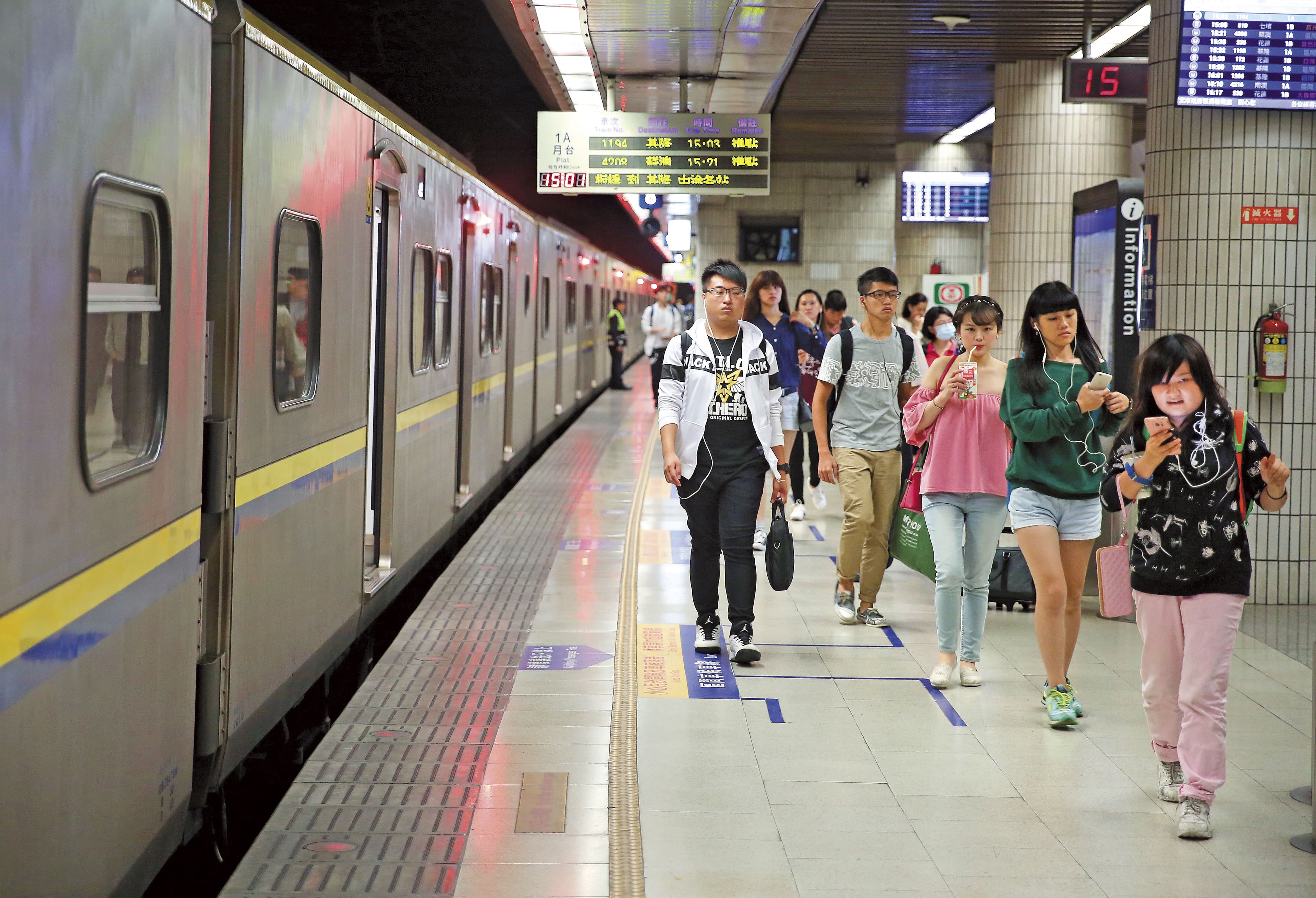 台鐵黃牛過去十分猖獗，每年搶占百萬張火車票，但在鐵路法加重罰則後逐漸銷聲匿跡。
