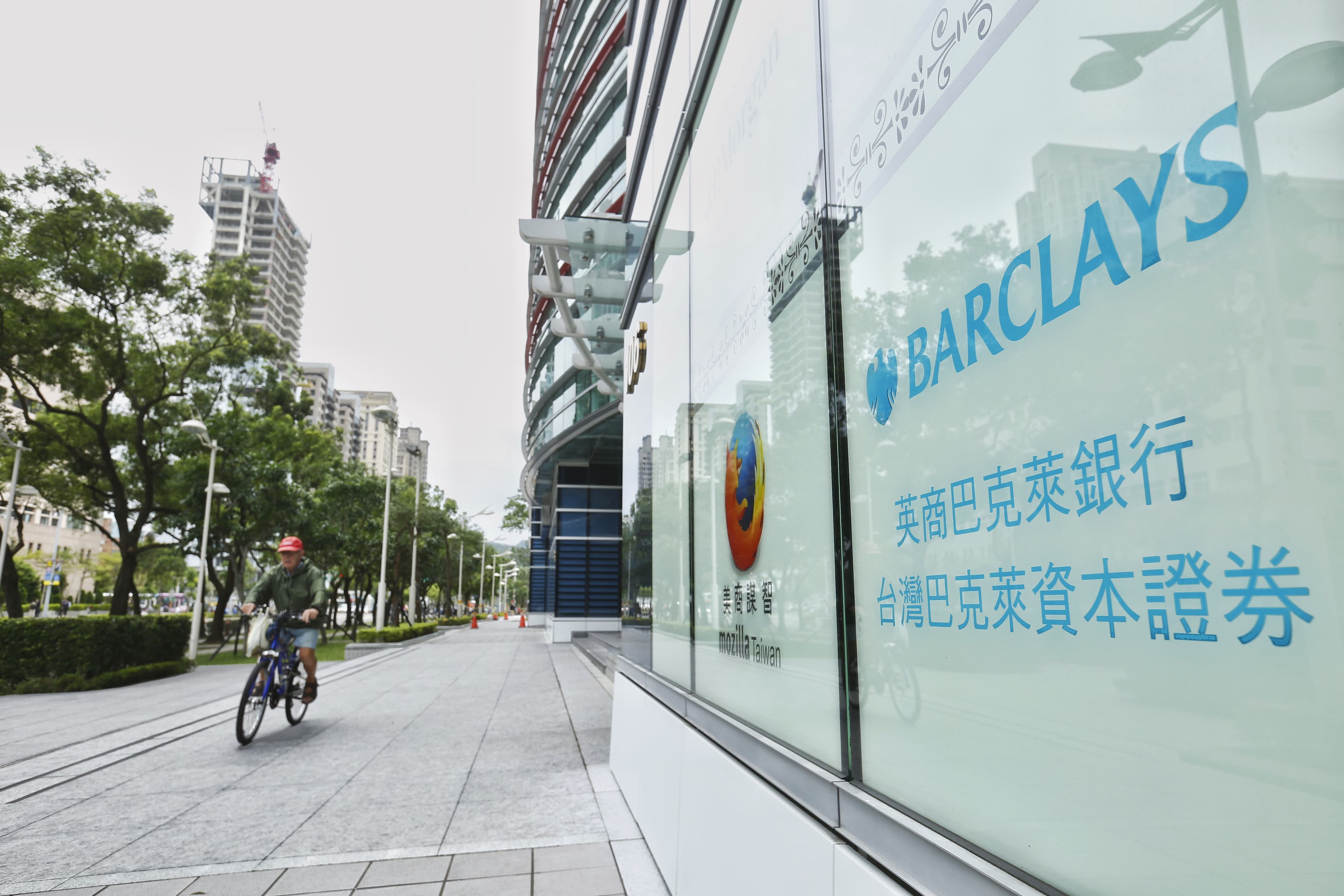 就連外資券商都撐不住,巴克萊、里昂證、巴黎證都相繼撤出台灣市場。