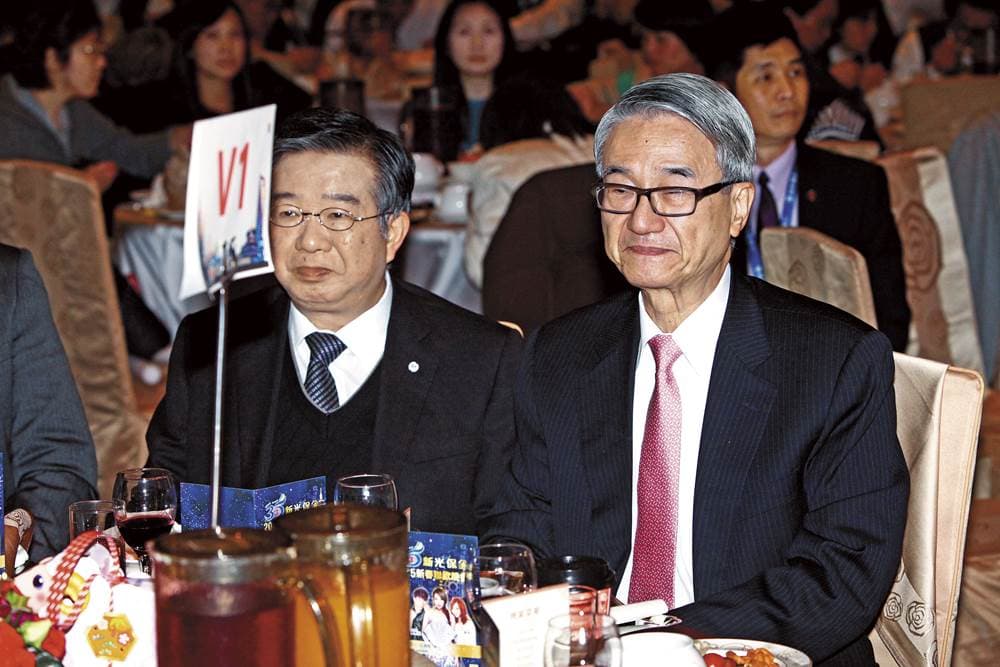 新光人壽董事長吳東進(右)向中油公司標得板橋油庫口地上權,大興土木。