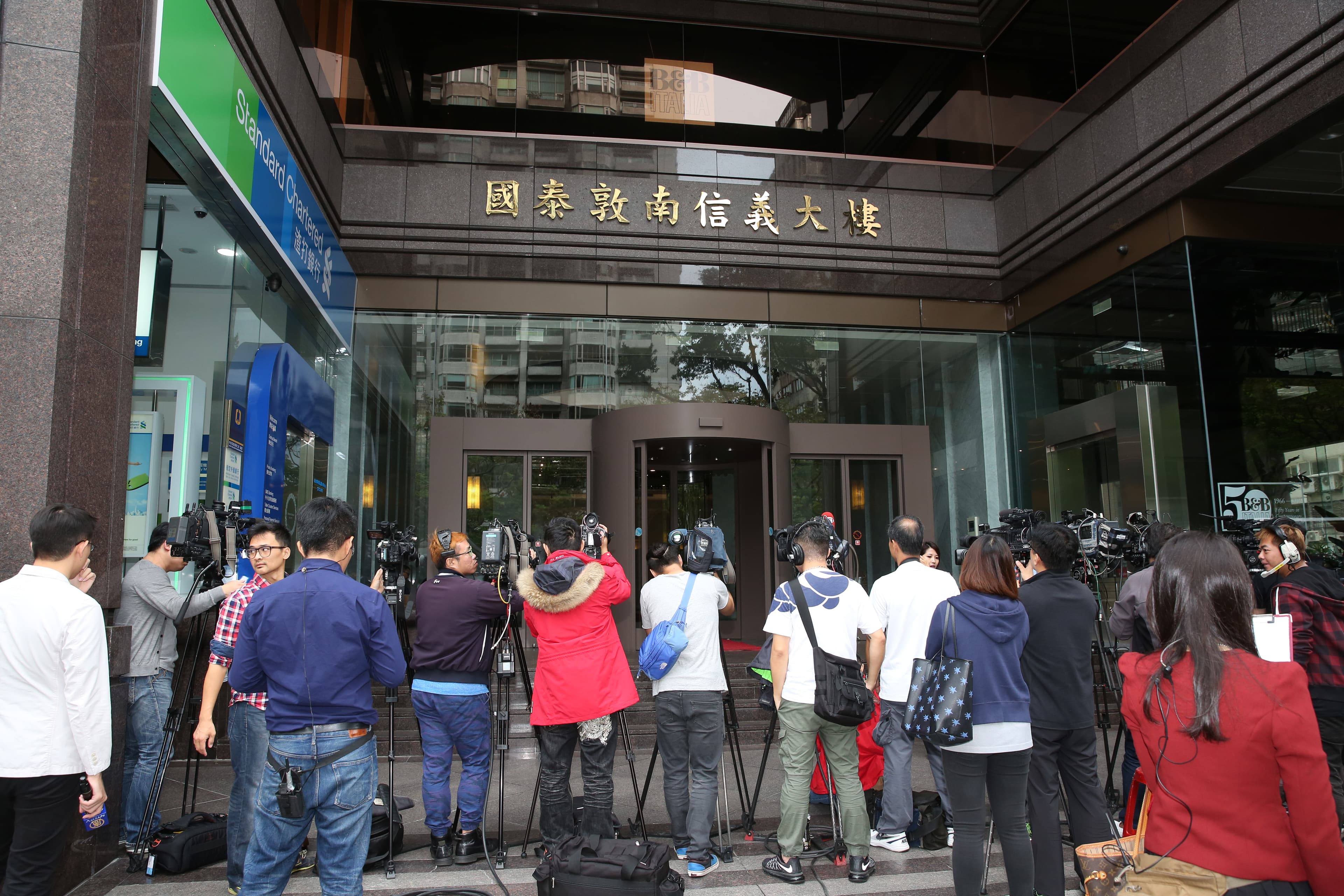 22日一早，媒體守在興航總部前，得知解散復興航空、退出台灣航空業的消息。