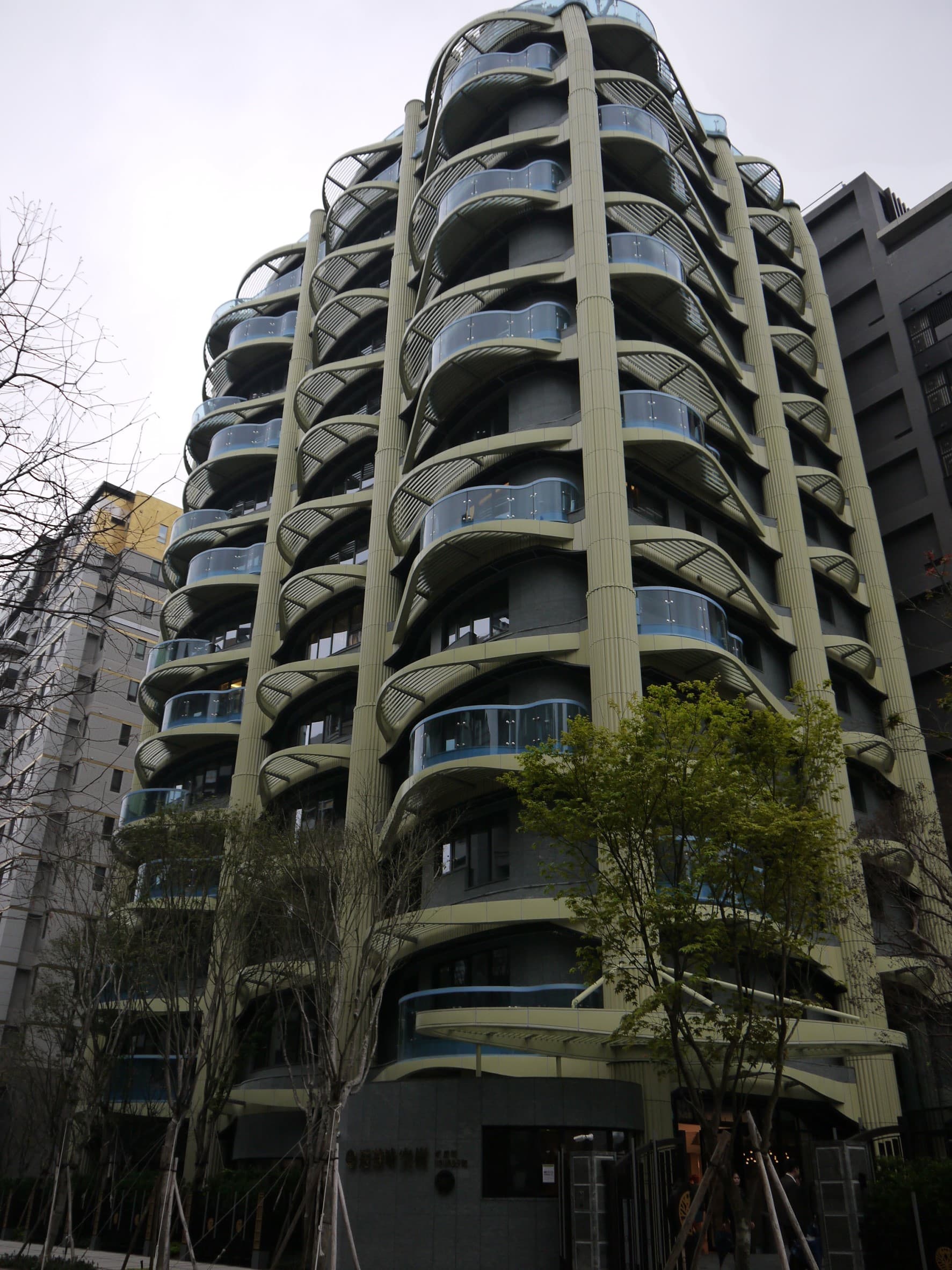 2015年完工的「遠雄晴空樹」，是台灣第一座獲得美國LEED認證住宅，頂樓設有風力發電，以支持社區公用電。