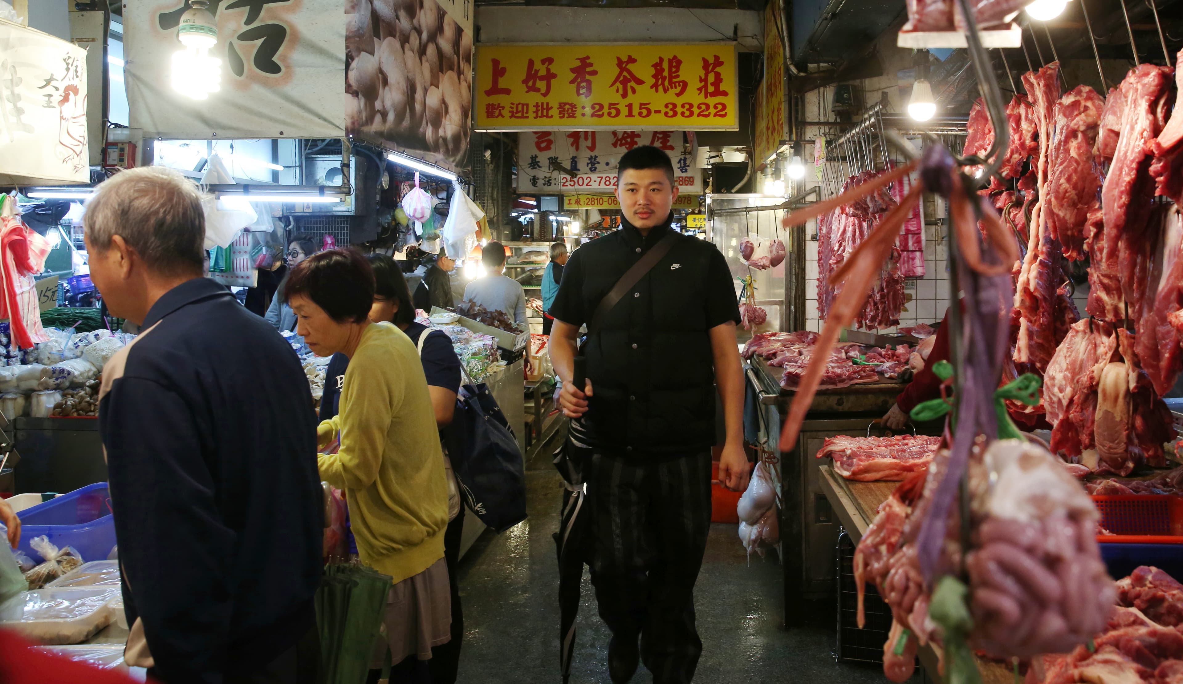 堅持親自上市場，挑好貨，林敬堯一個早上就要跑5、6個攤位。