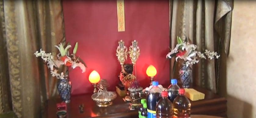 戴嫌安置的虎爺神明壇，企圖祈求不義之財。