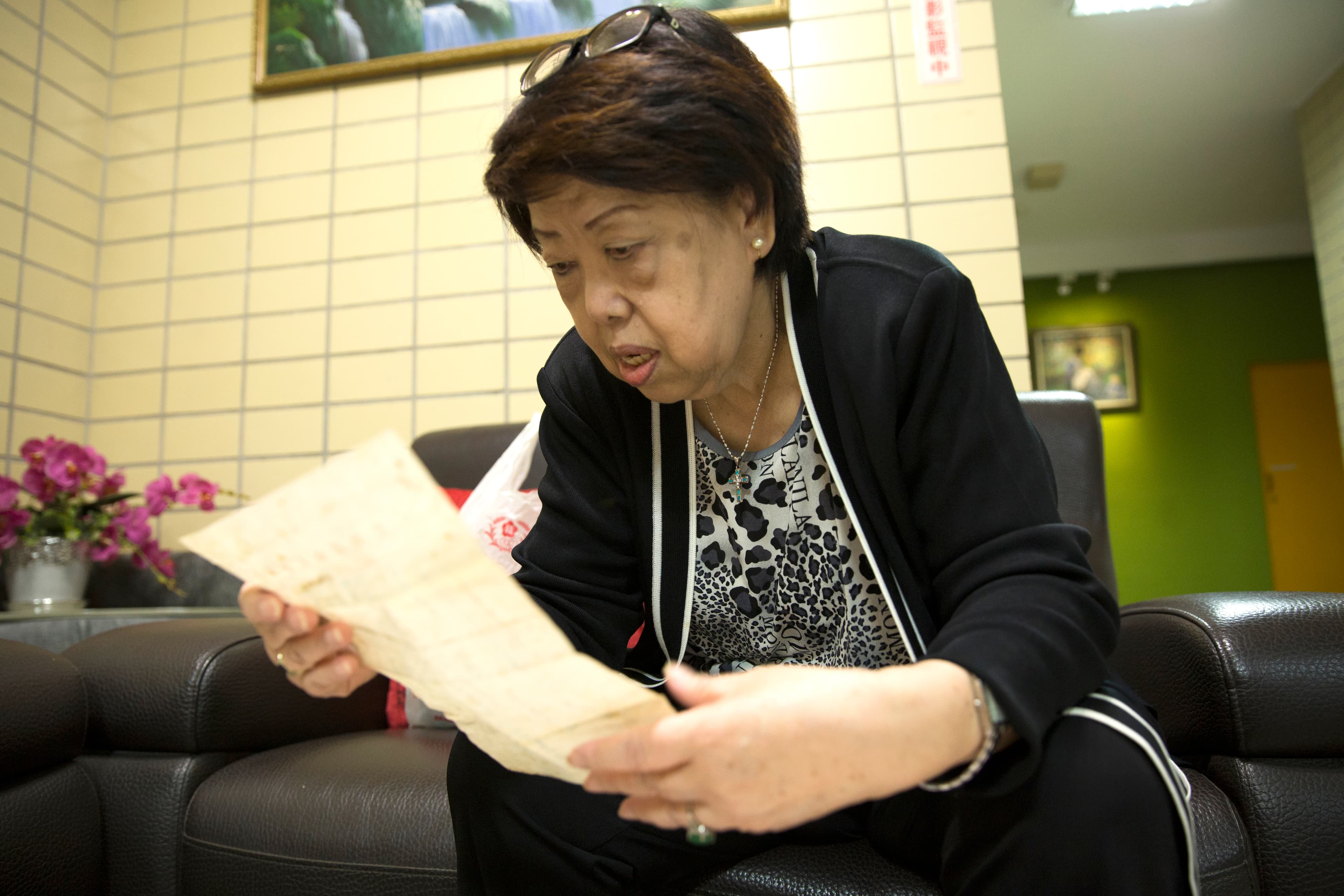 裴深言至今保留陳映真入獄期間寫給她的信。