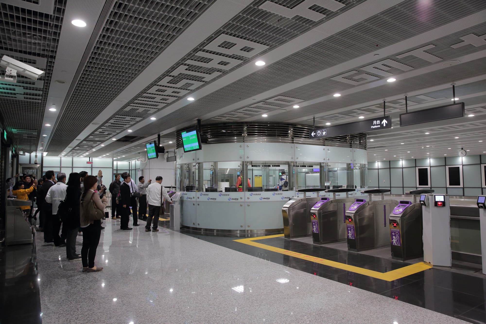桃機第二航廈的機場捷運閘口已經完成施工。