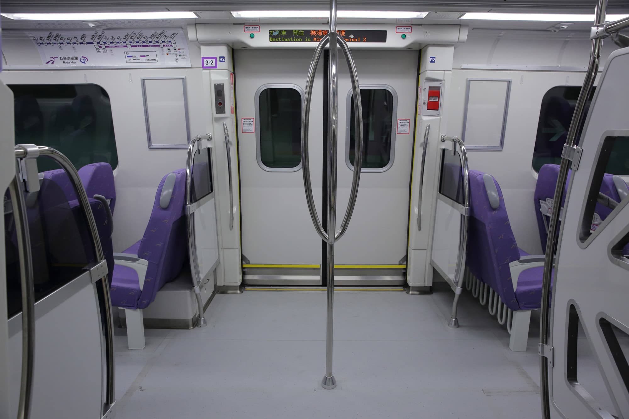 桃園機場捷運直達車的車廂設計與香港機場快線頗為相似。