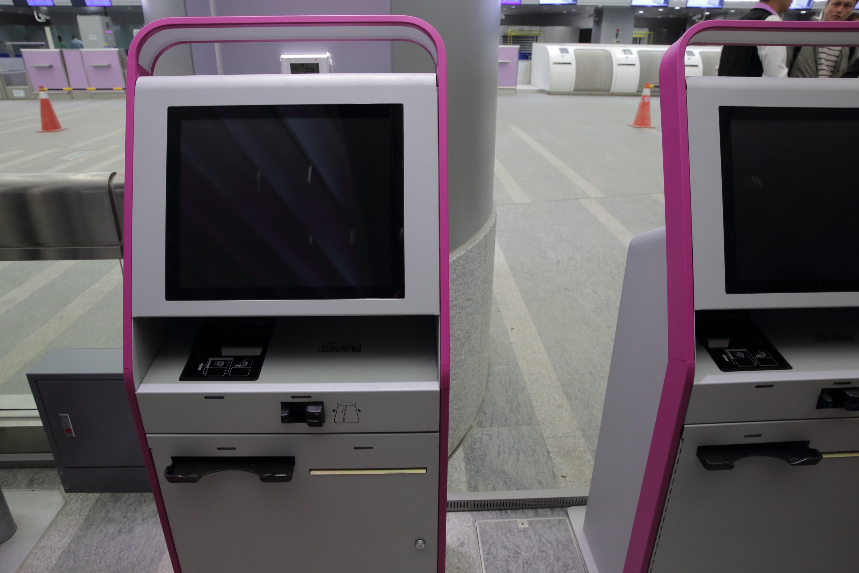 機場捷運不但提供免費市區預辦登機服務，旅客也可使用自助報到機，完成Check in與行李托運。