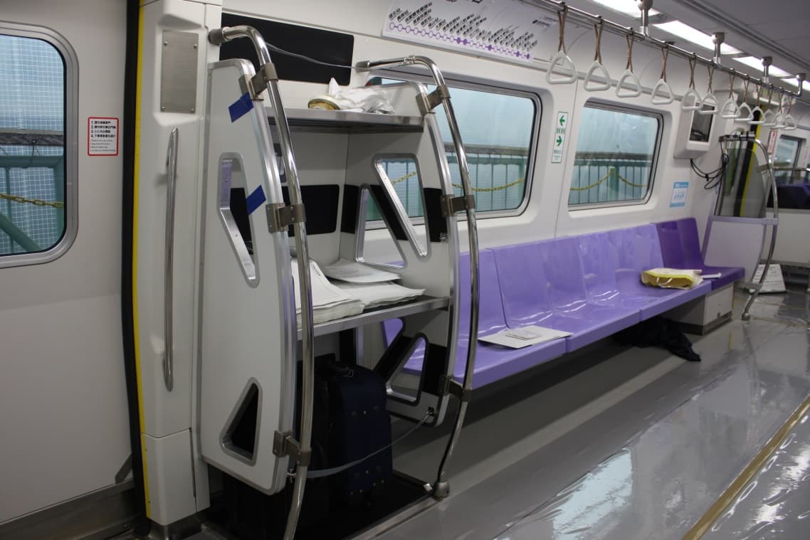 機場捷運普通車的車廂比較像是台北捷運,只是多了放行李的空間。(桃園捷運公司提供)