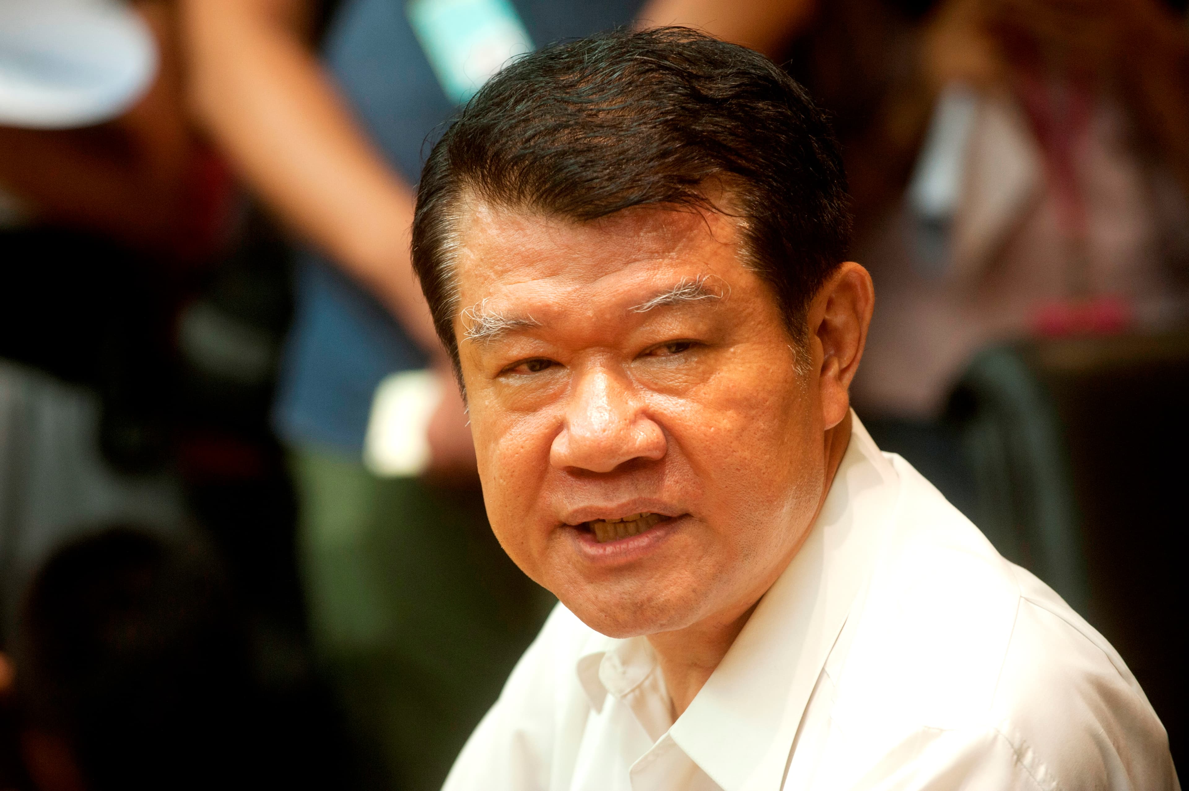 民航局急著找華航長榮接手復興國內航線,華航董事長何煖軒提早從法國返國應變,一口氣拿下花蓮飛台中與松山的航線,擊退長榮進而拓展國內航線市佔率。