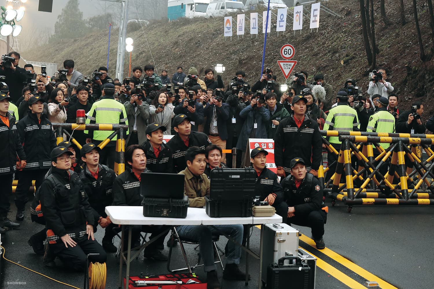 守在坍方隧道外的媒體，為搶畫面還嗆官方救援隊讓位，諷刺現實的黑色幽默在《失控隧道》不時出現。