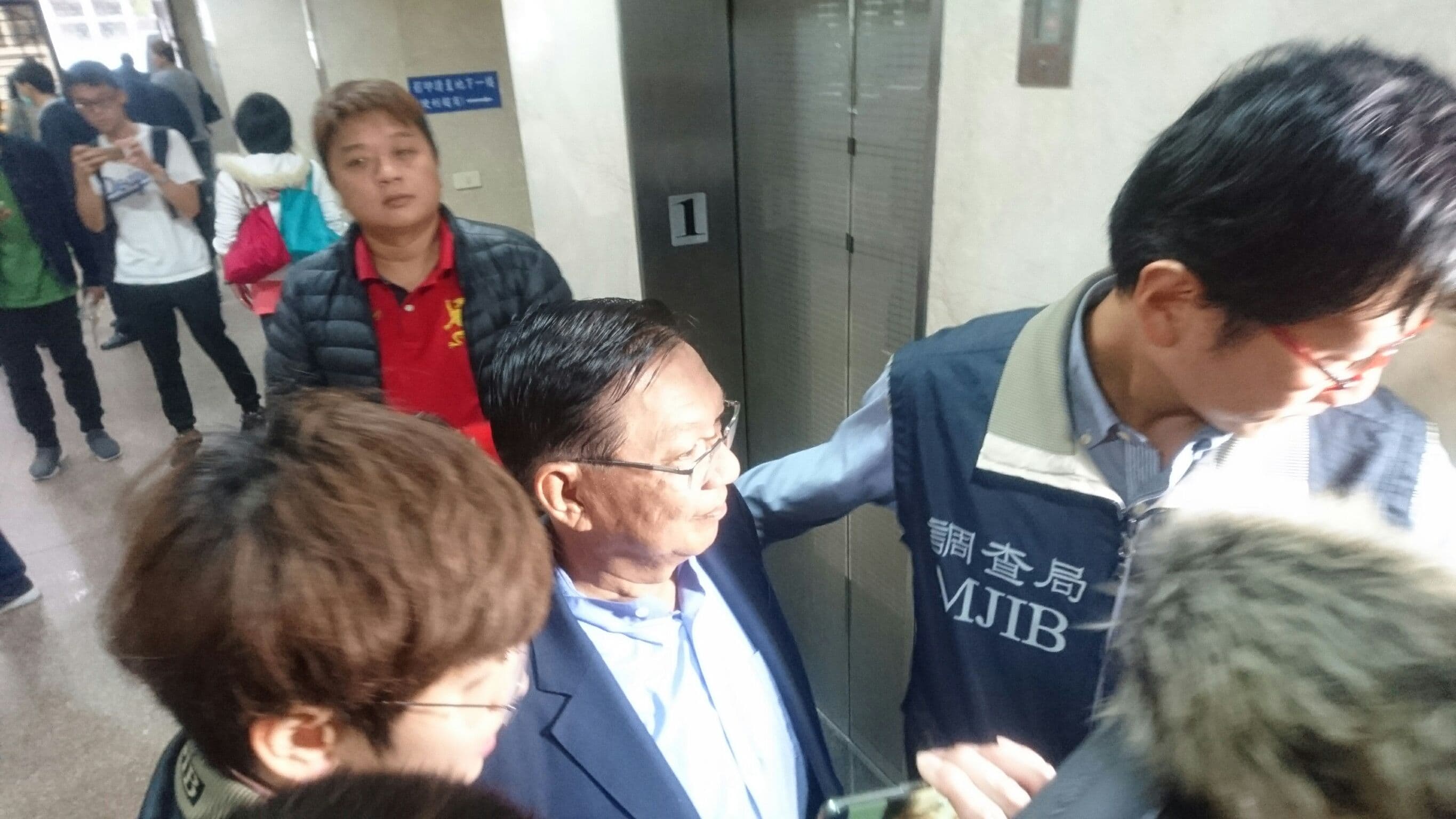 復興航空大股東、董事長林明昇的父親林孝信，今早在北檢兵分7路搜索後，移送北檢複訊。