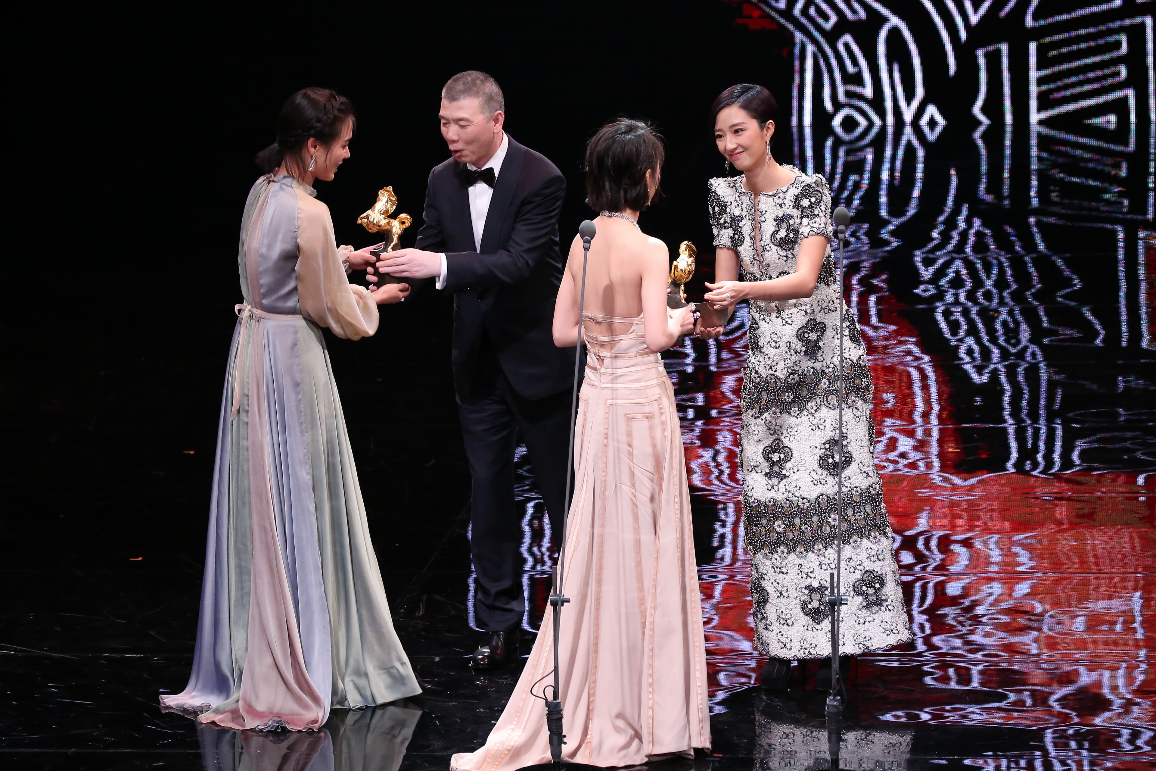 馮小剛（左二）與桂綸鎂（右一）一起頒發金馬獎最佳女主角，馮小剛先宣布周冬雨（右二）獲獎，故意慢半拍宣布馬思純（左一）也一起封后。（金馬執委會提供）