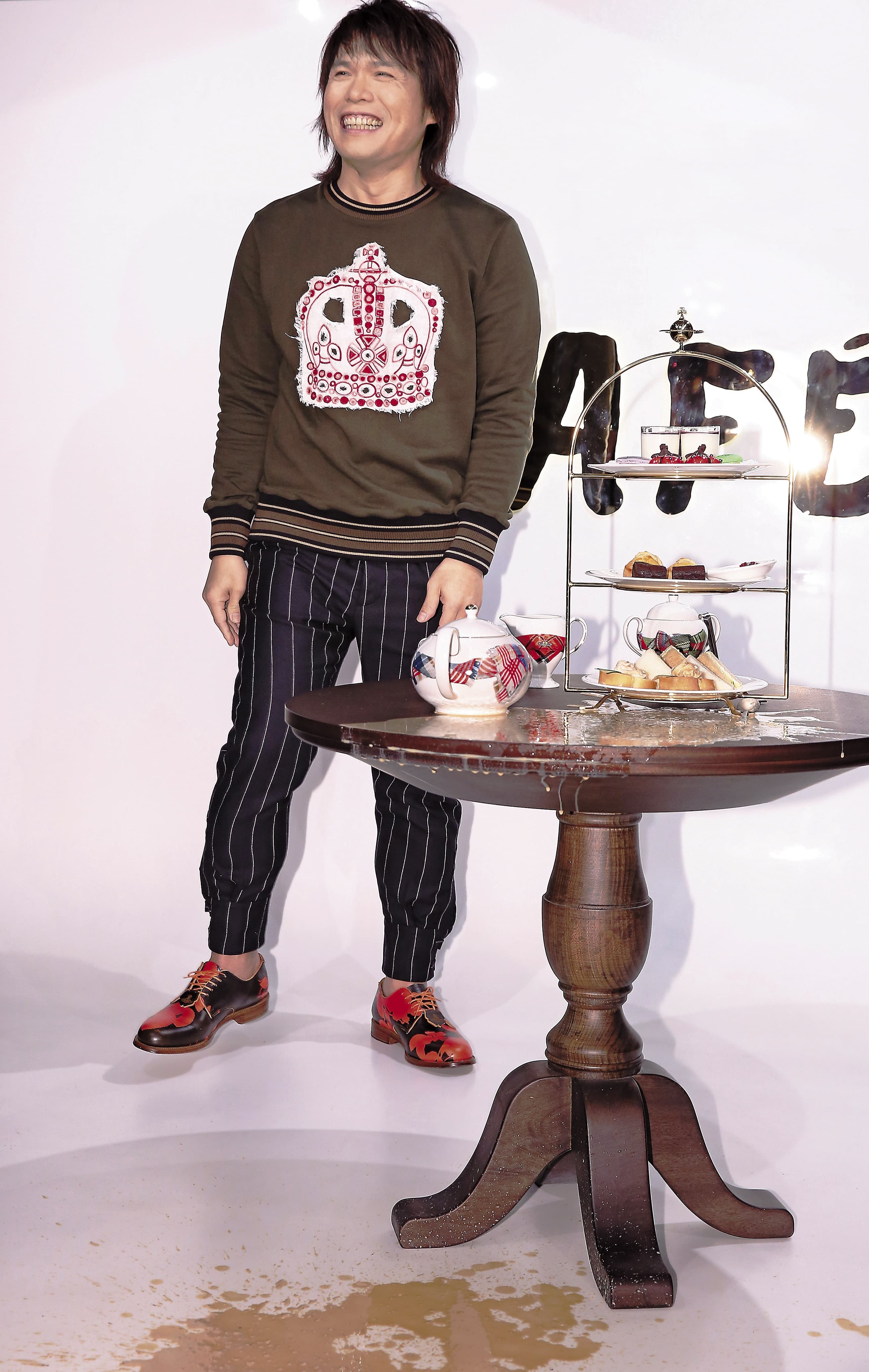 台灣首家Vivienne Westwood Cafe開幕,鐵粉伍佰當嘉賓時把咖啡給倒得滿地,頗糗。