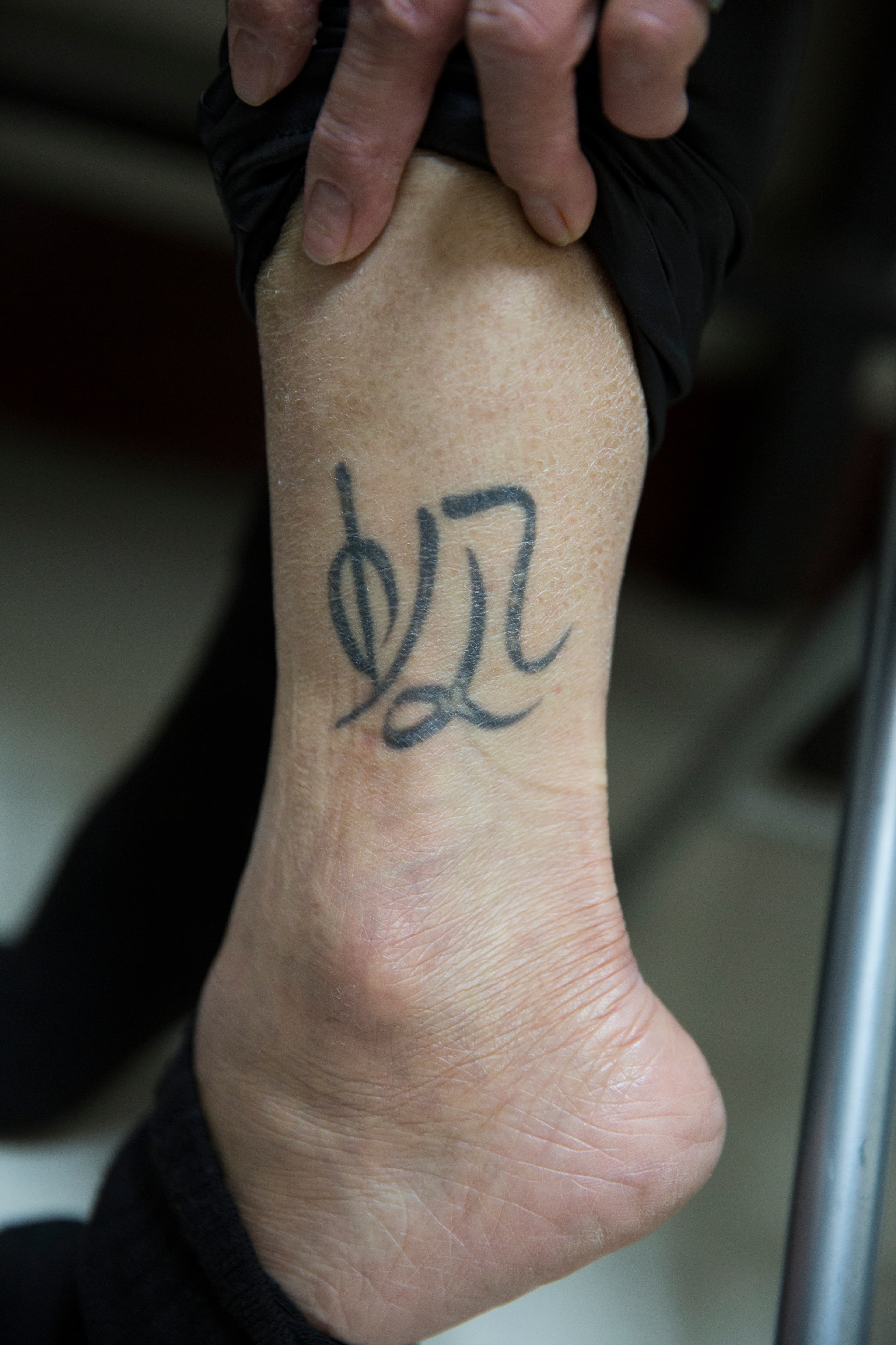 陳美麗的左小腿上有著自己設計的中文刺青,「帆」字取自女兒的名字。