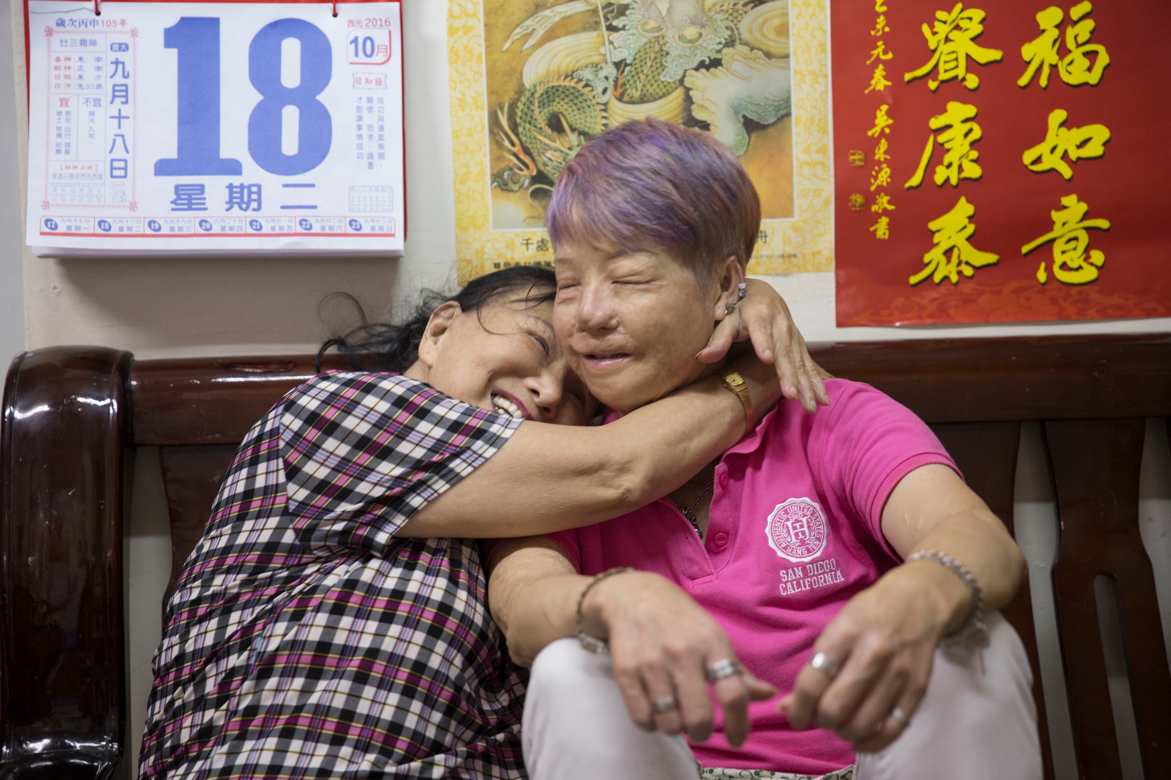 陳美麗在忙碌奔波的生活中抽空回家陪伴母親,母女間的感情在日常舉止之間表露無疑。